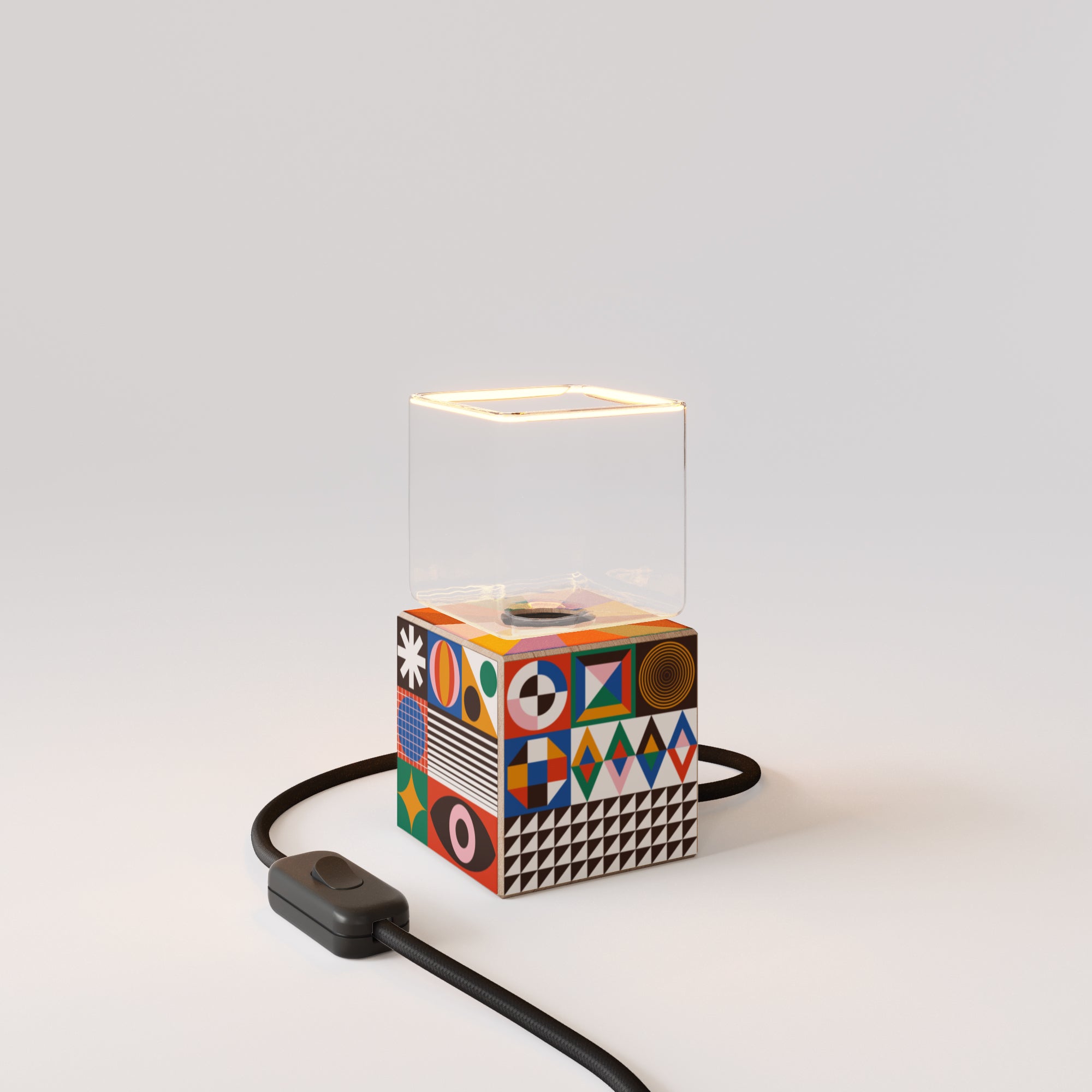 Lampada da tavolo Cubetto con spina inglese e lampadina Ghost - PosterLad
