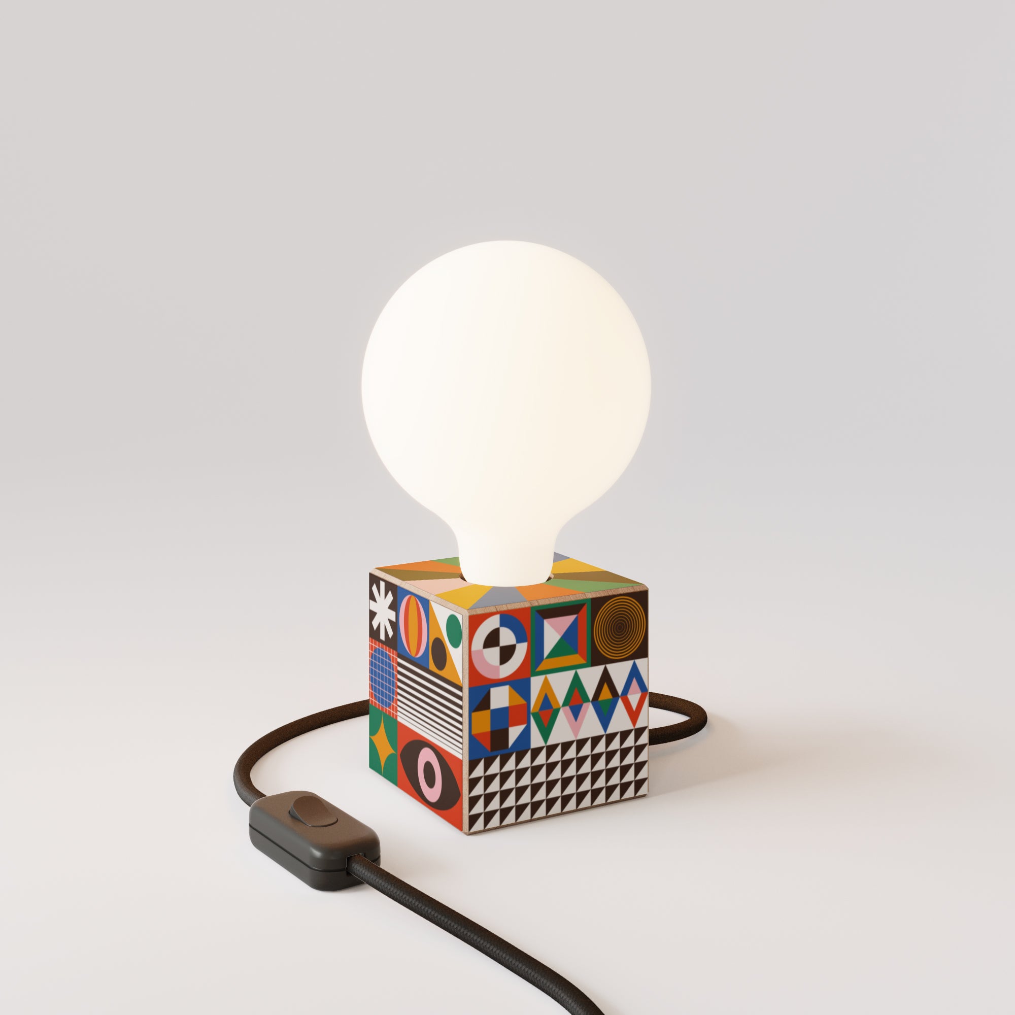 Lampada da tavolo Cubetto con spina inglese e lampadina globo effetto porcellana - PosterLad