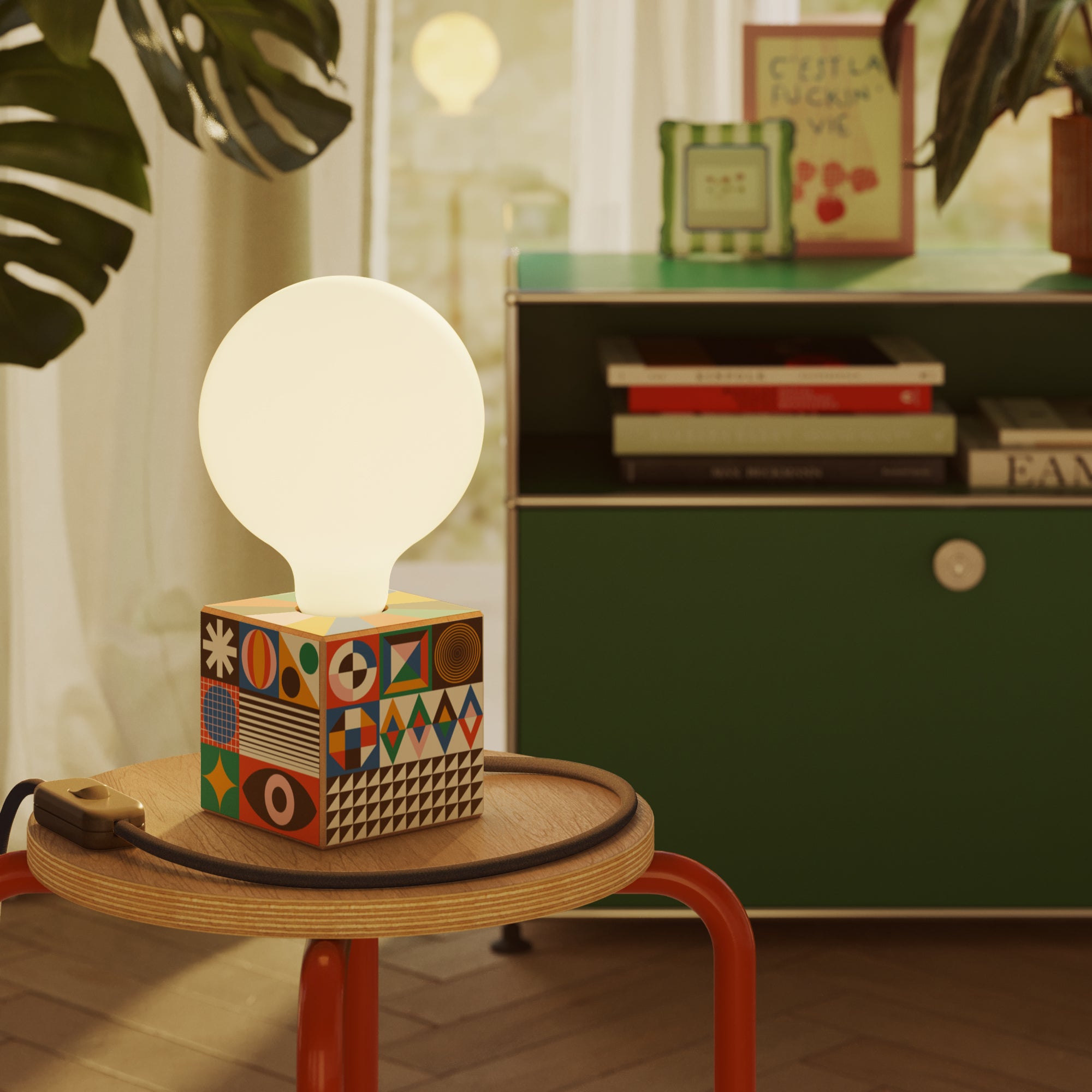 Lampada da tavolo Cubetto con spina inglese e lampadina globo effetto porcellana - PosterLad