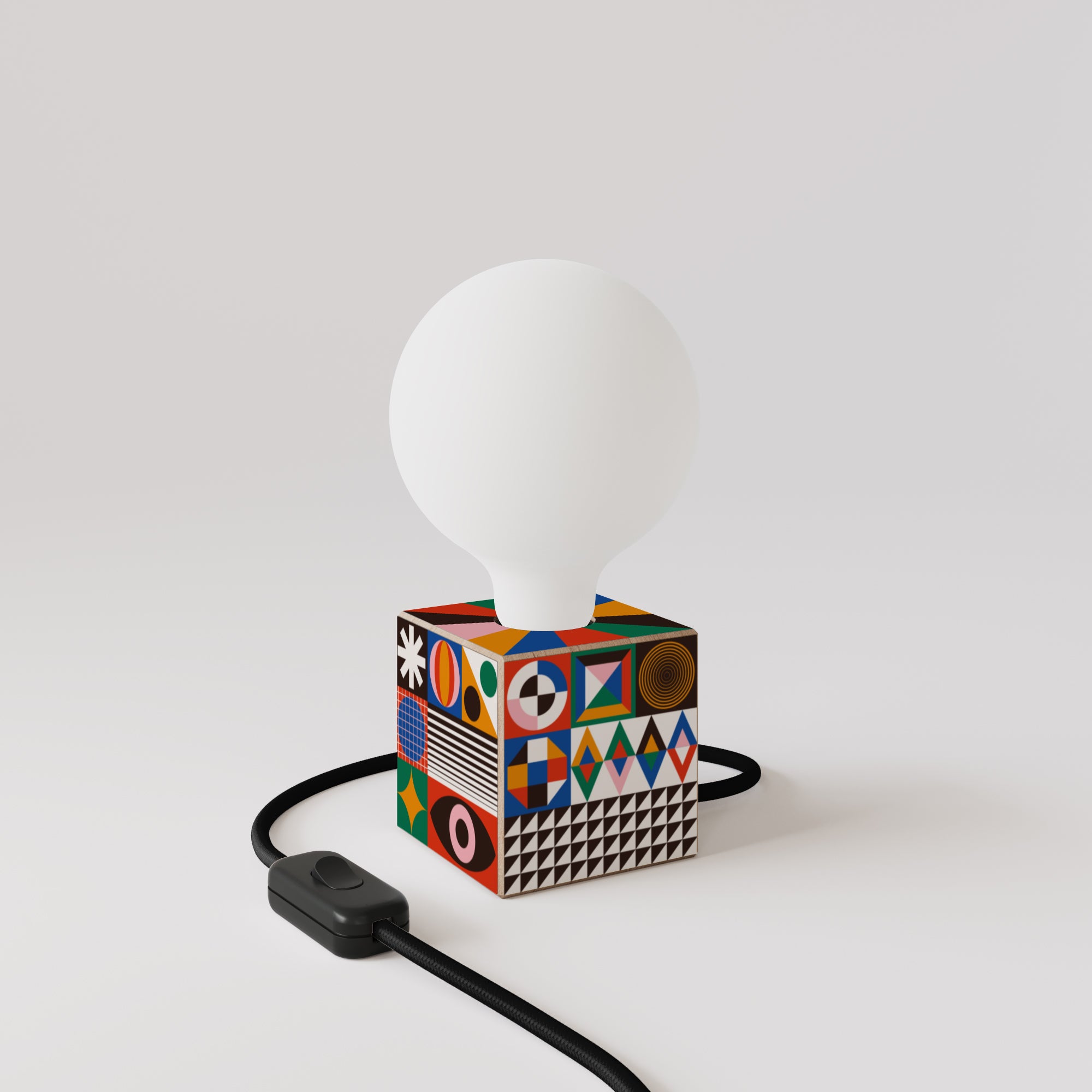 Lampada da tavolo Cubetto con spina inglese e lampadina globo effetto porcellana - PosterLad