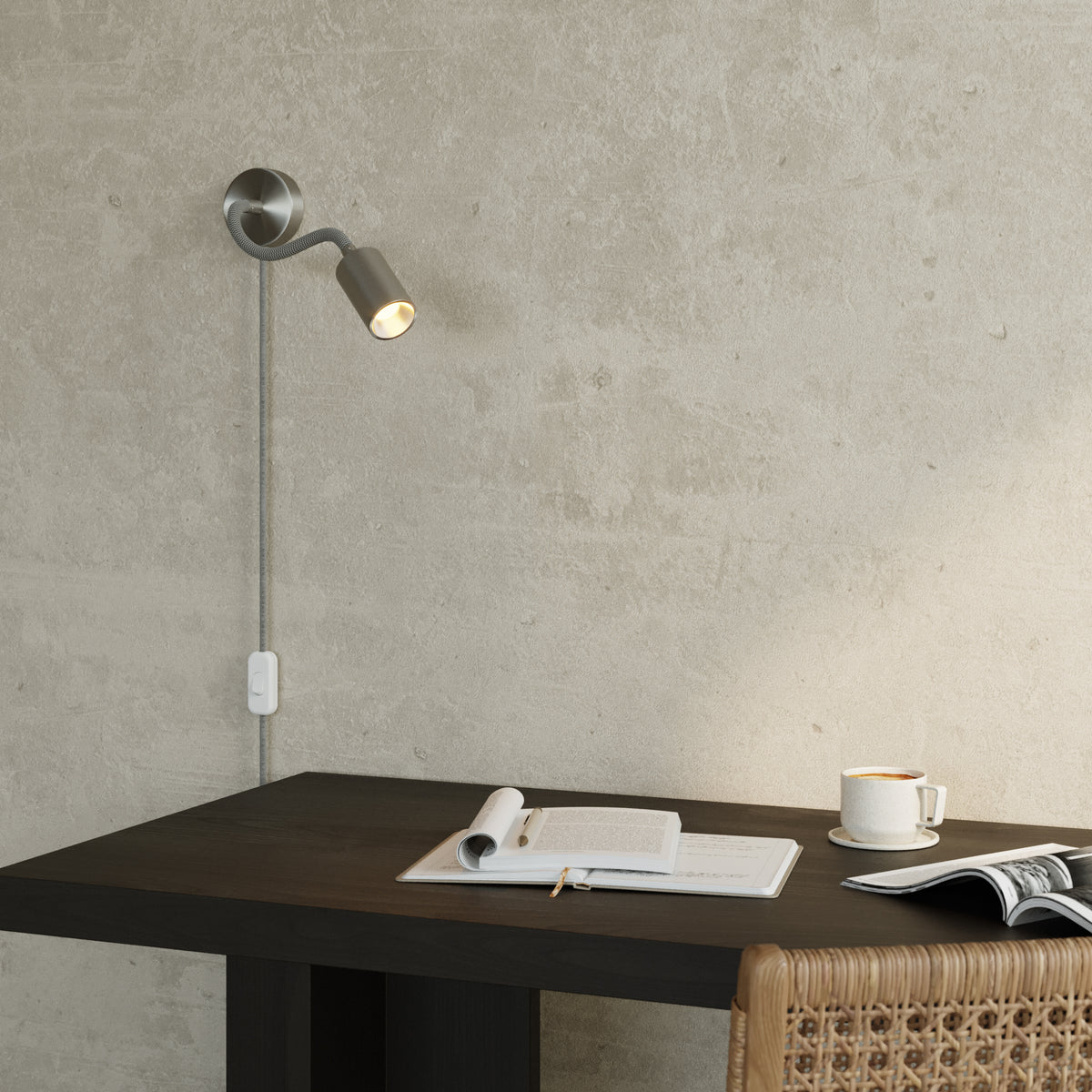 Lampada con spina UK e braccio snodabile, faretto Spotlight GU10 Bispot - Titanio satinato / Nero