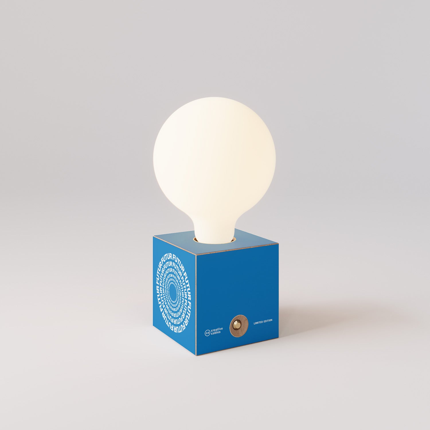 Cabless03 "Futur" con lampadina globo effetto porcellana - Futur Festival