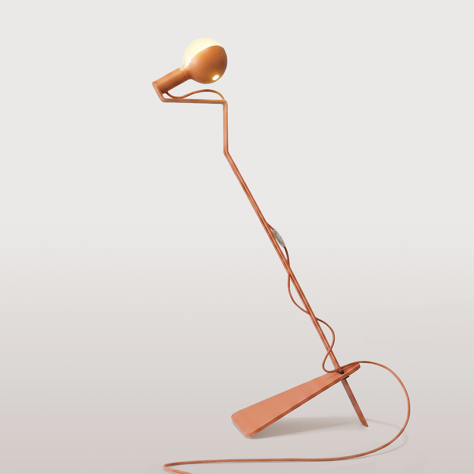 Lampada da terra inclinabile con lampadina LED G125 verniciata e spina UK - Mario Talia - Arancione