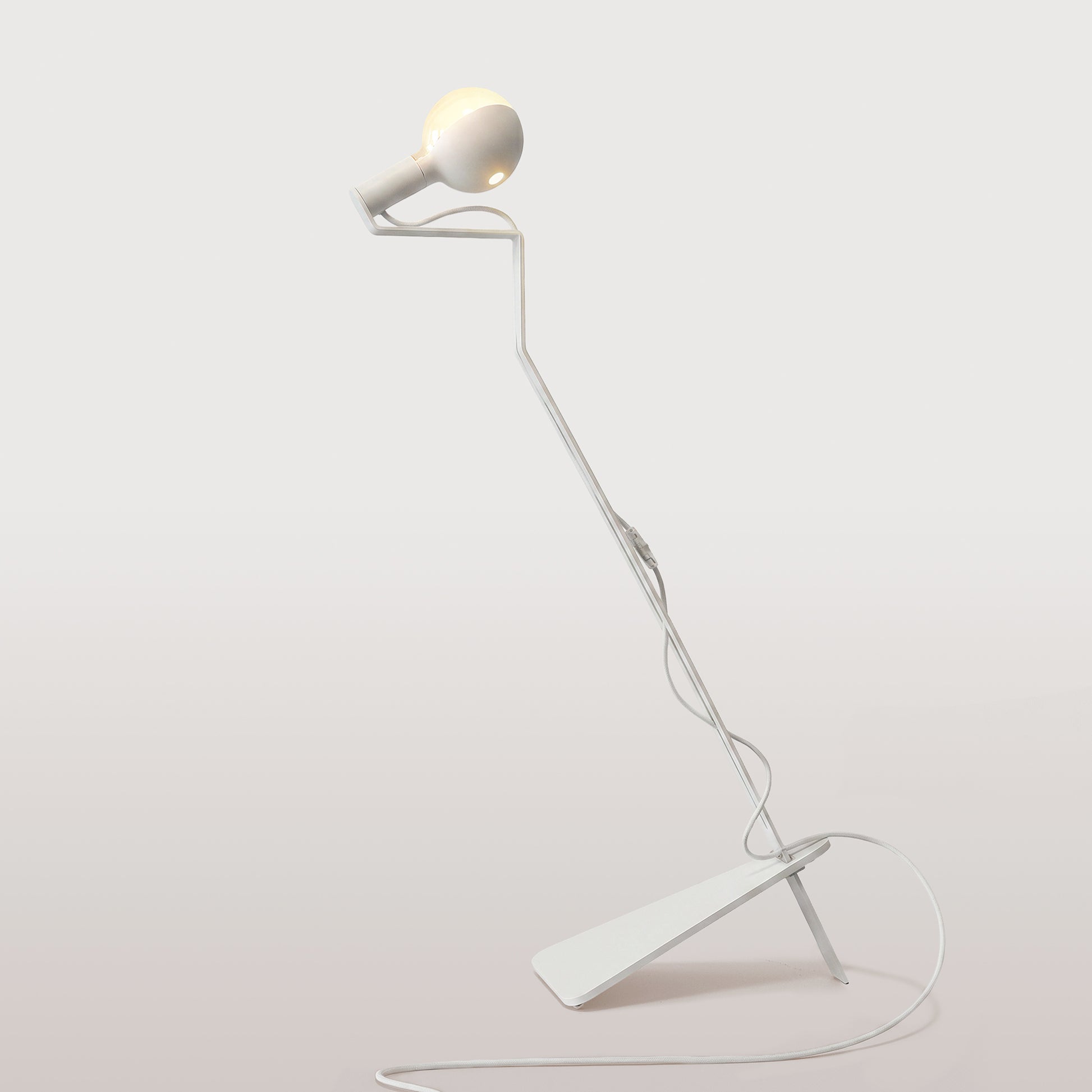 Lampada da terra inclinabile con lampadina LED G125 verniciata e spina UK - Mario Talia - Bianco