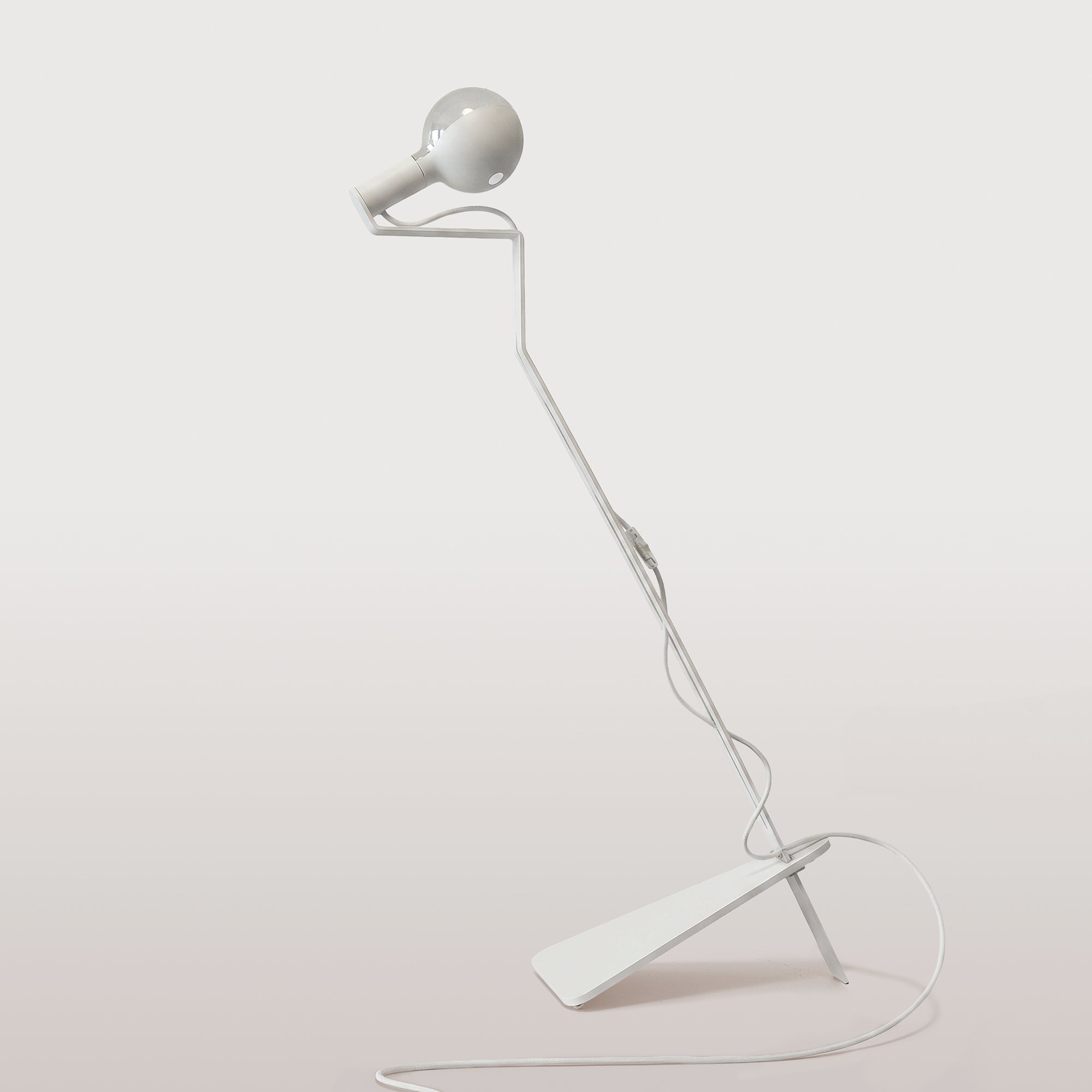 Lampada da terra inclinabile con lampadina LED G125 verniciata e spina UK - Mario Talia - Bianco