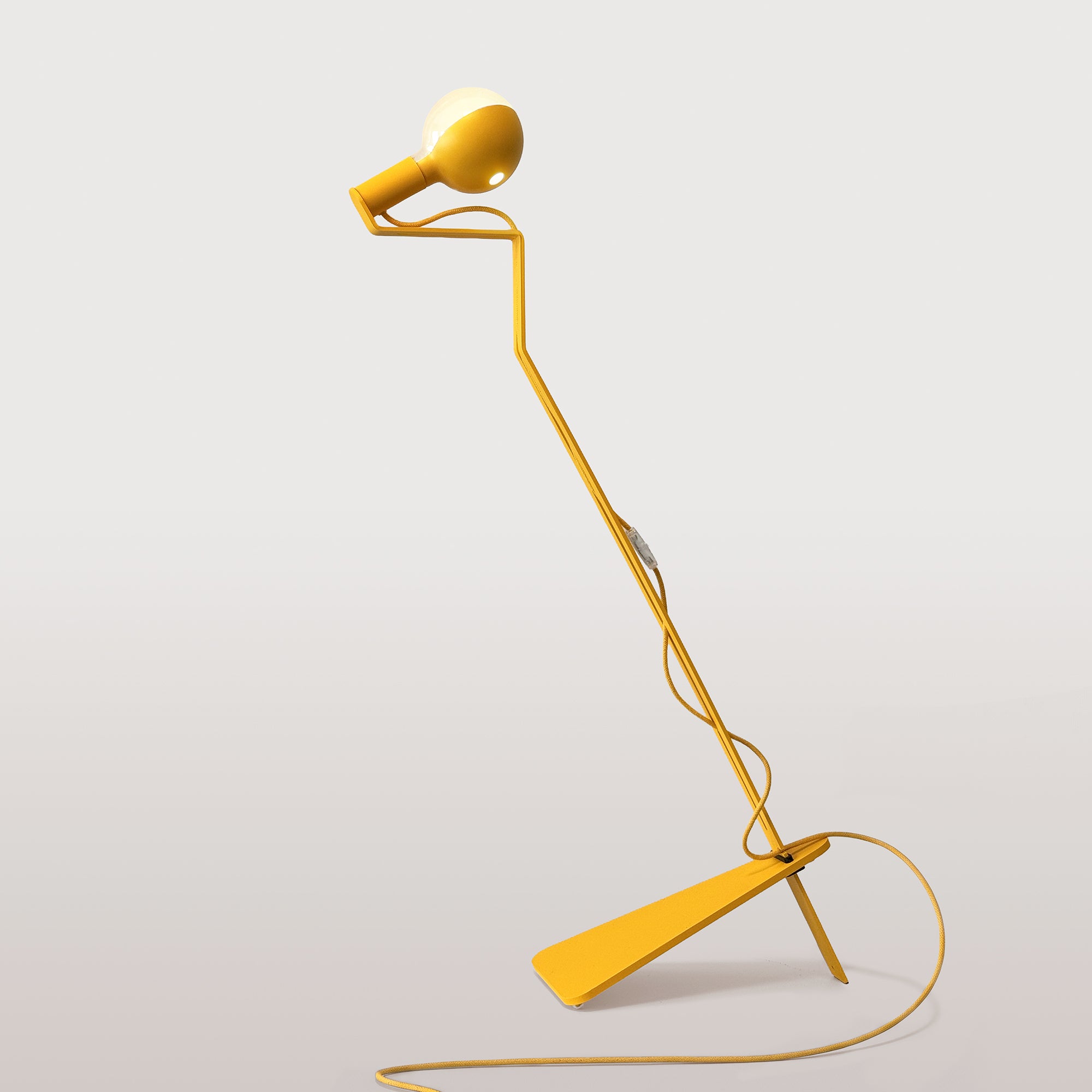 Lampada da terra inclinabile con lampadina LED G125 verniciata e spina UK - Mario Talia - Giallo