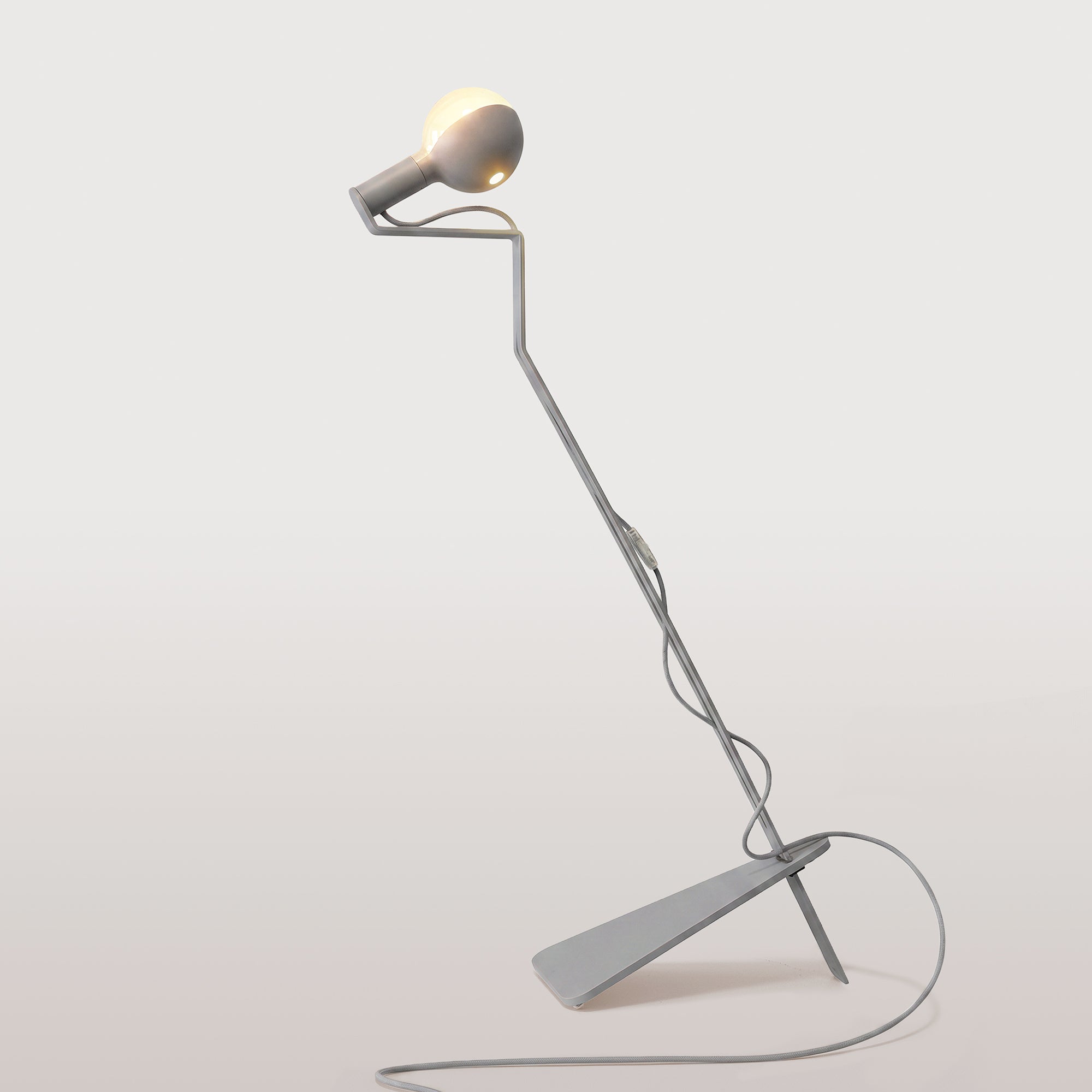 Lampada da terra inclinabile con lampadina LED G125 verniciata e spina UK - Mario Talia - Grigio
