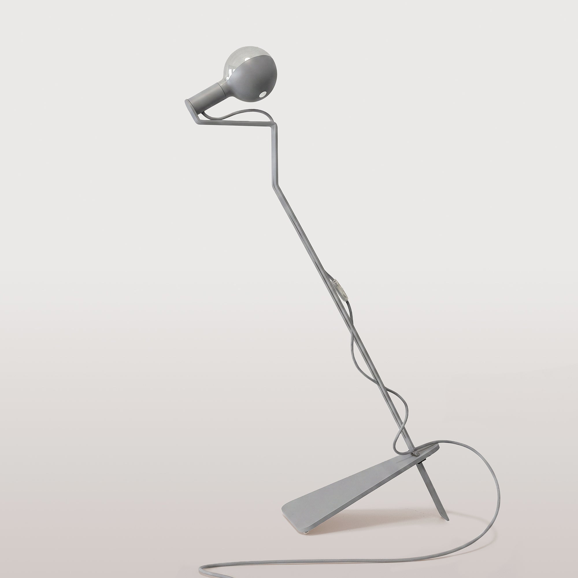 Lampada da terra inclinabile con lampadina LED G125 verniciata e spina UK - Mario Talia - Grigio