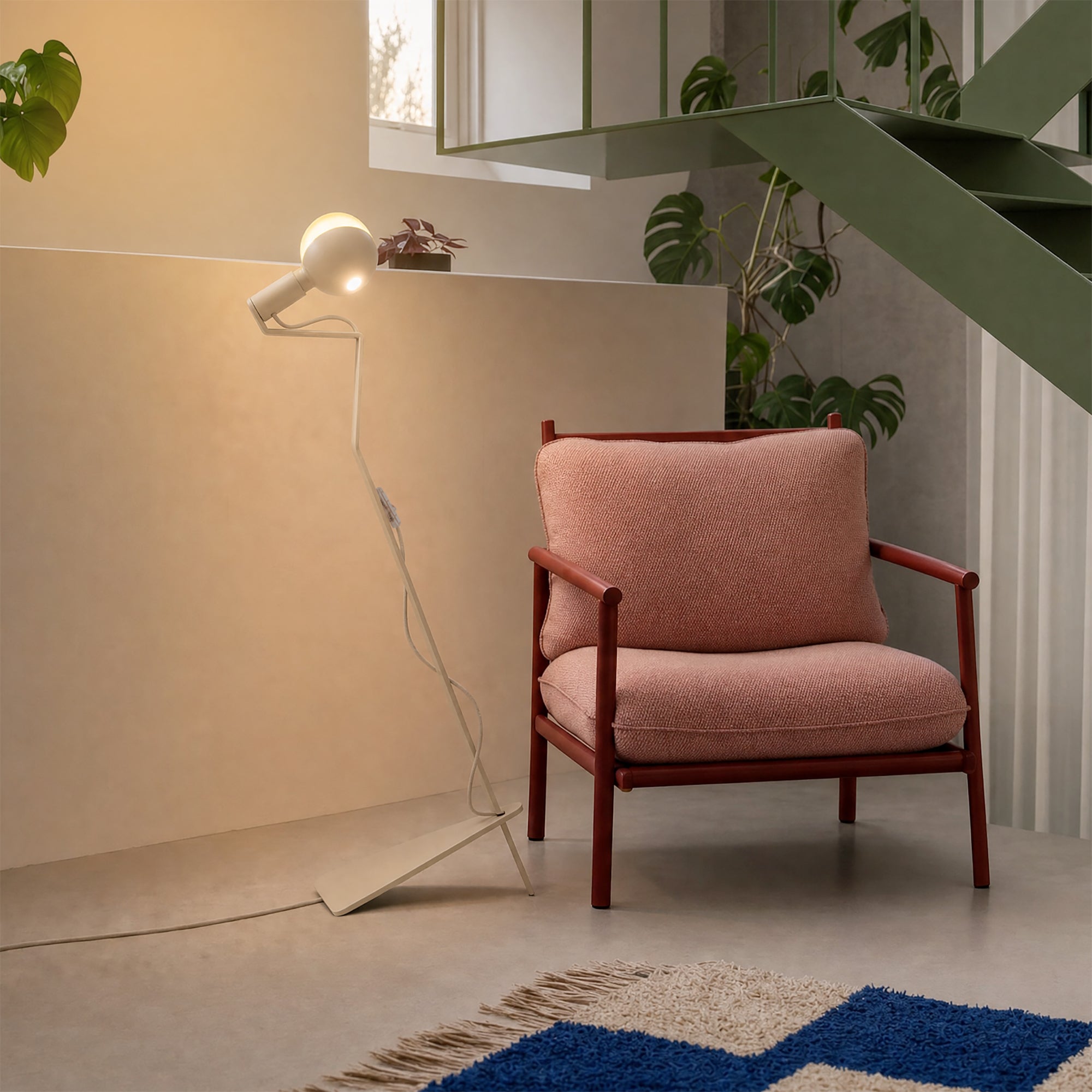 Lampada da terra inclinabile con lampadina LED G125 verniciata e spina UK - Mario Talia - Panna