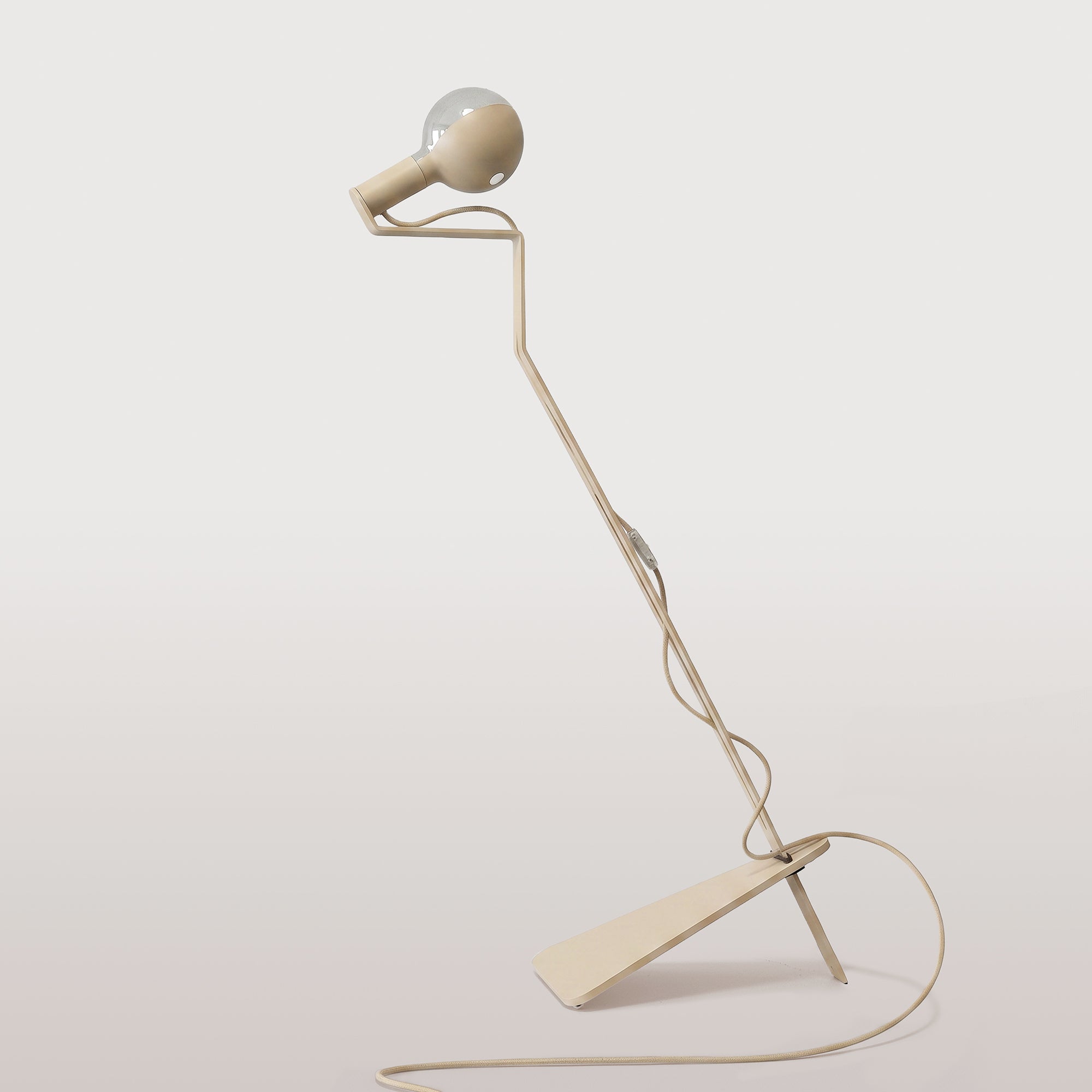 Lampada da terra inclinabile con lampadina LED G125 verniciata e spina UK - Mario Talia - Panna