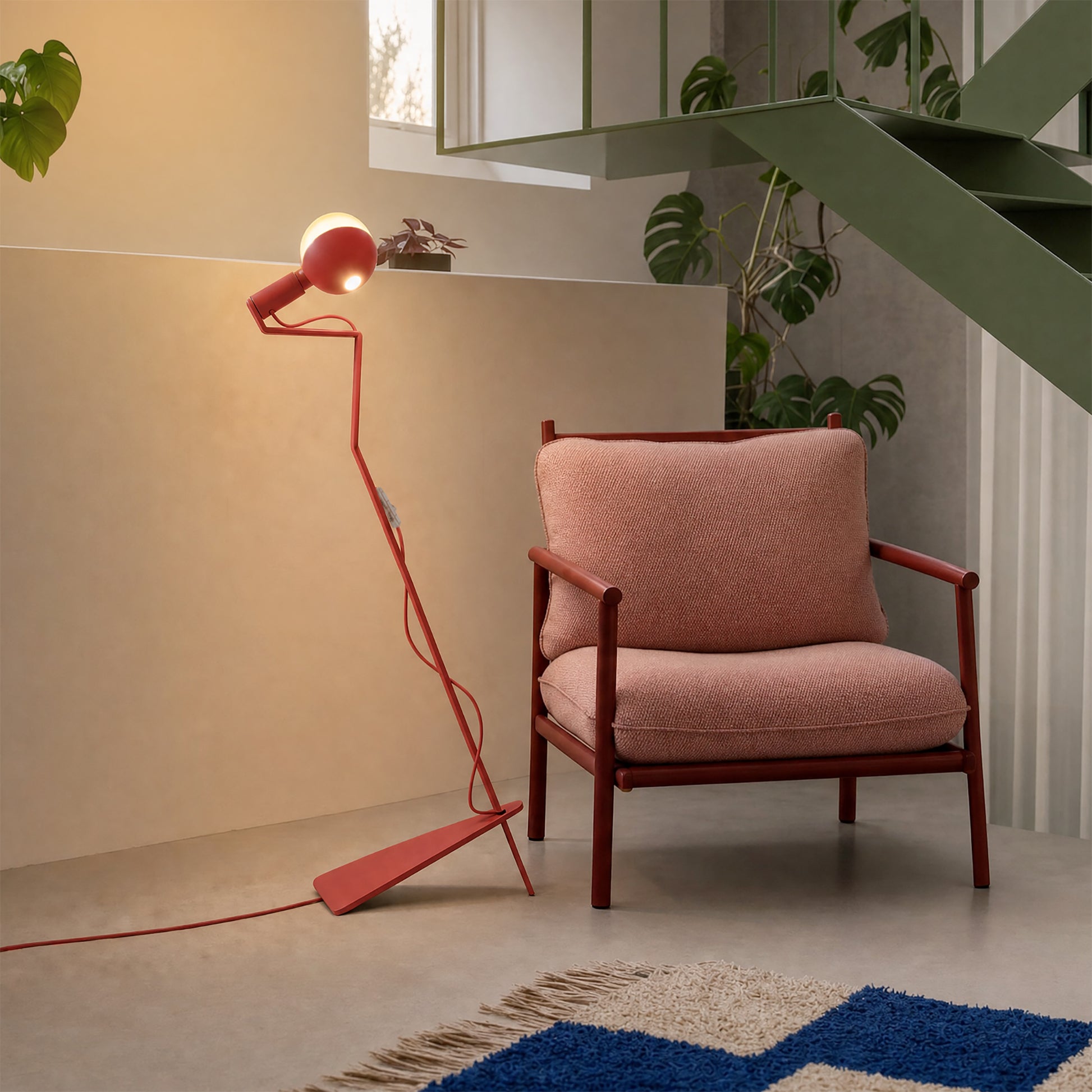Lampada da terra inclinabile con lampadina LED G125 verniciata e spina UK - Mario Talia - Rosso