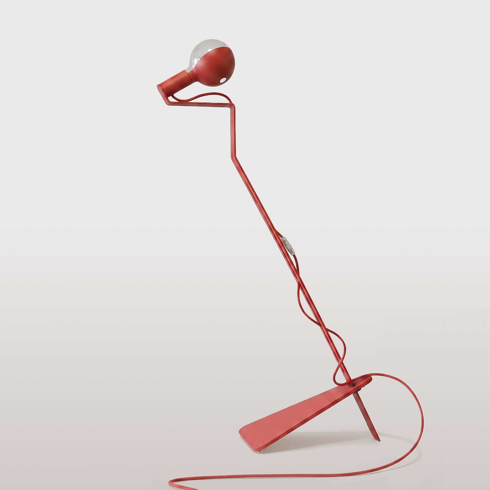 Lampada da terra inclinabile con lampadina LED G125 verniciata e spina UK - Mario Talia - Rosso