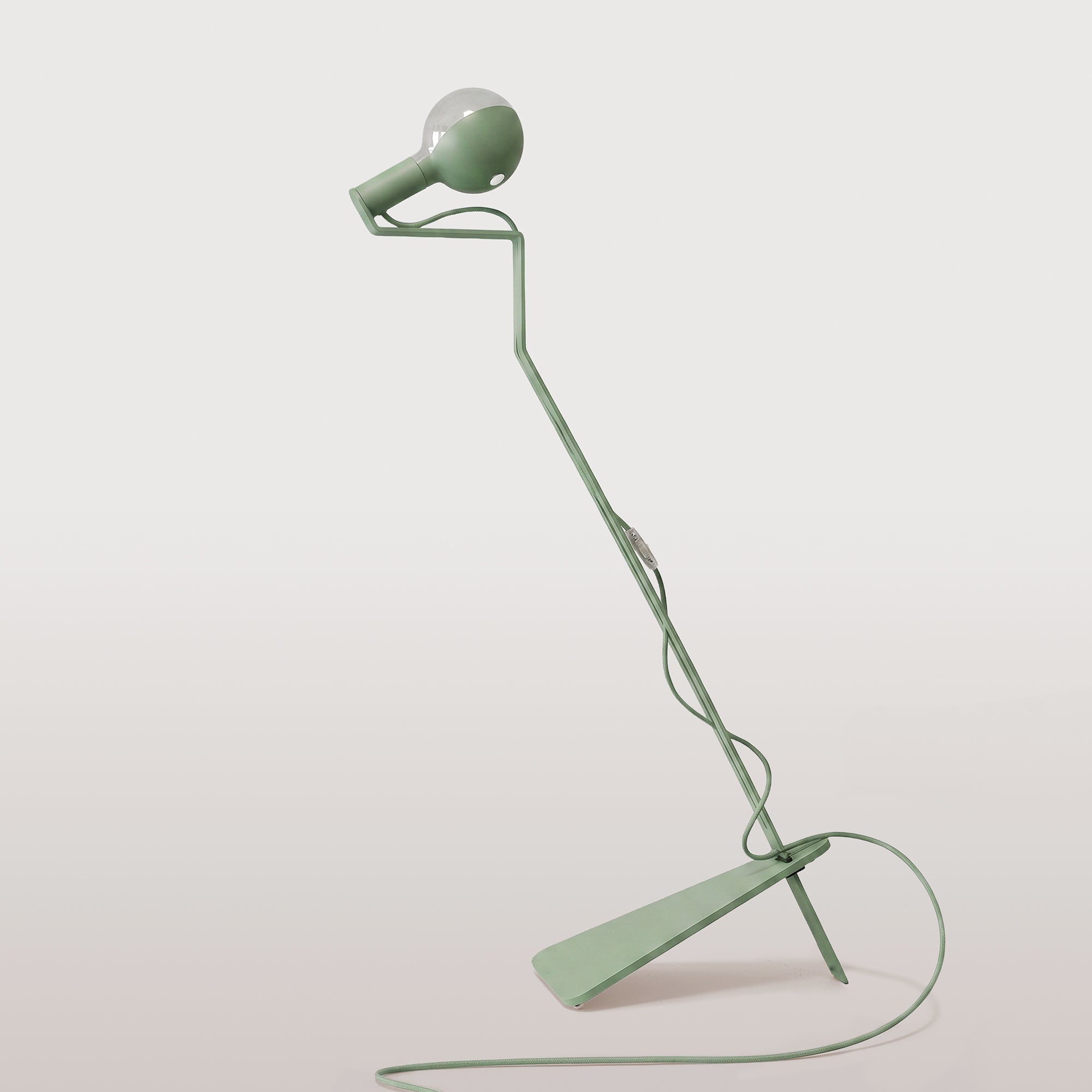 Lampada da terra inclinabile con lampadina LED G125 verniciata e spina UK - Mario Talia - Verde