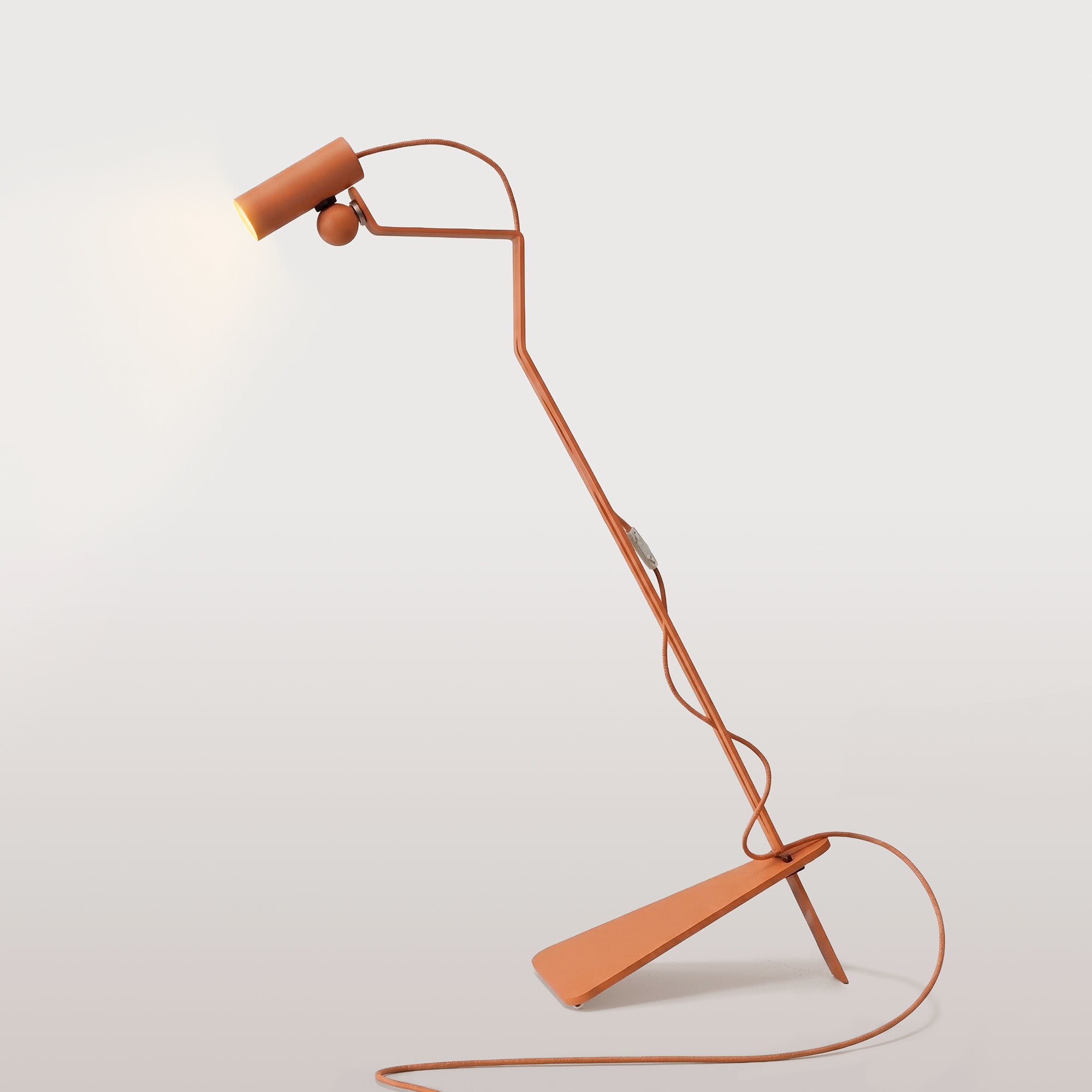 Lampada da terra inclinabile con faretto magnetico orientabile e spina UK - Mario Tubo - Arancione