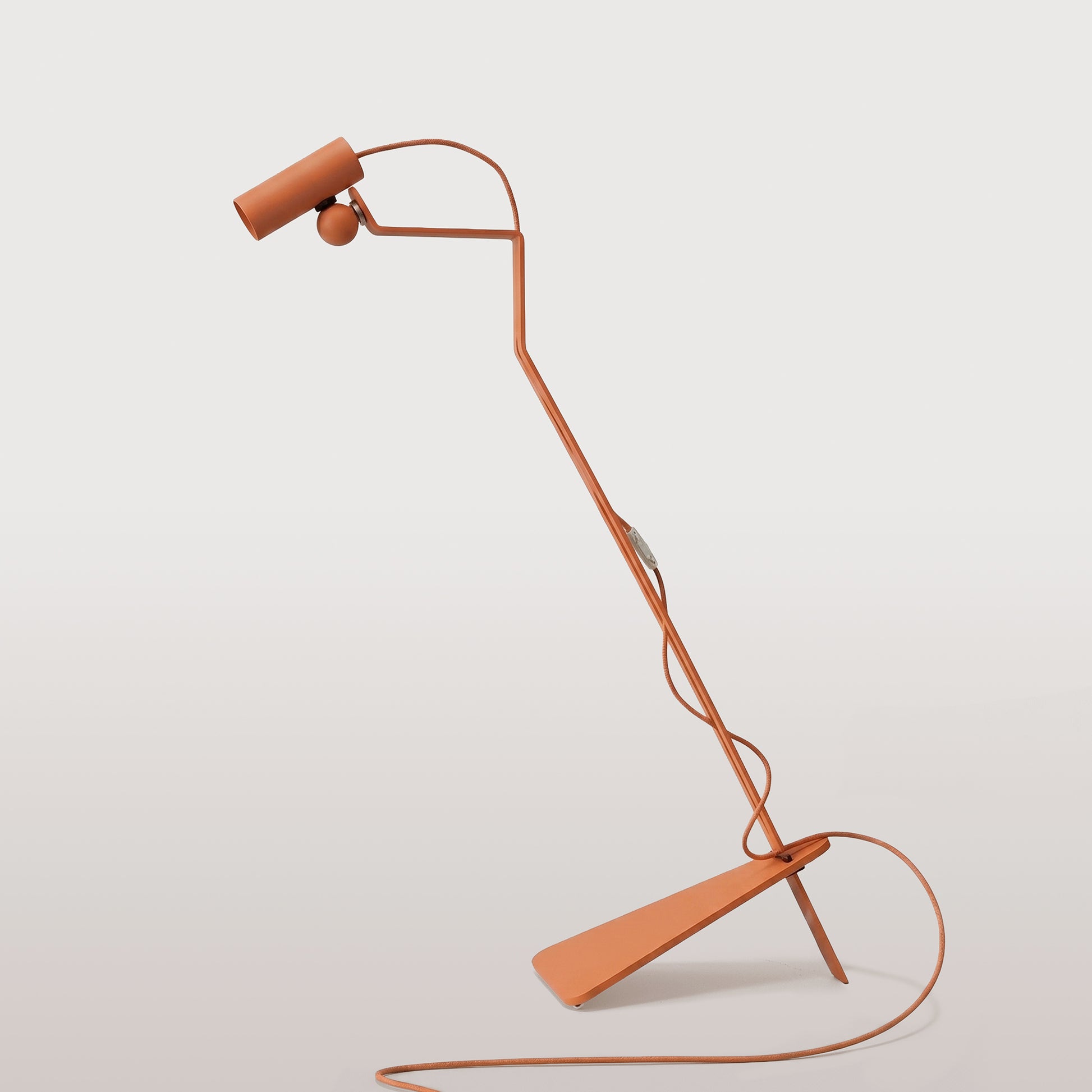 Lampada da terra inclinabile con faretto magnetico orientabile e spina UK - Mario Tubo - Arancione