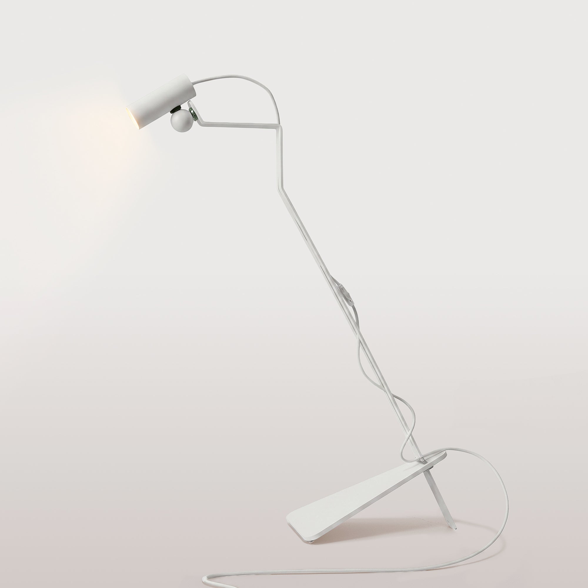 Lampada da terra inclinabile con faretto magnetico orientabile e spina UK - Mario Tubo - Bianco