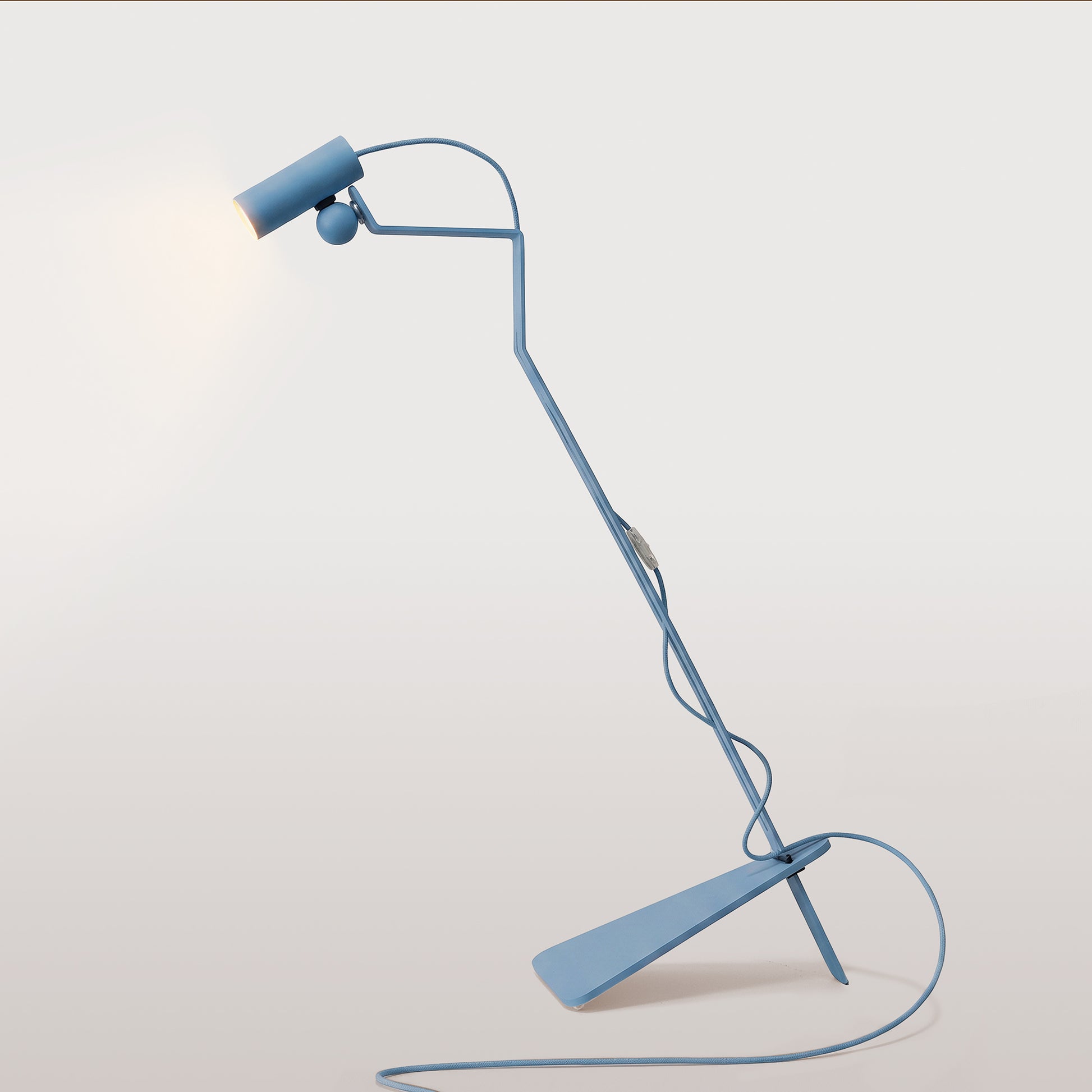 Lampada da terra inclinabile con faretto magnetico orientabile e spina UK - Mario Tubo - Blu