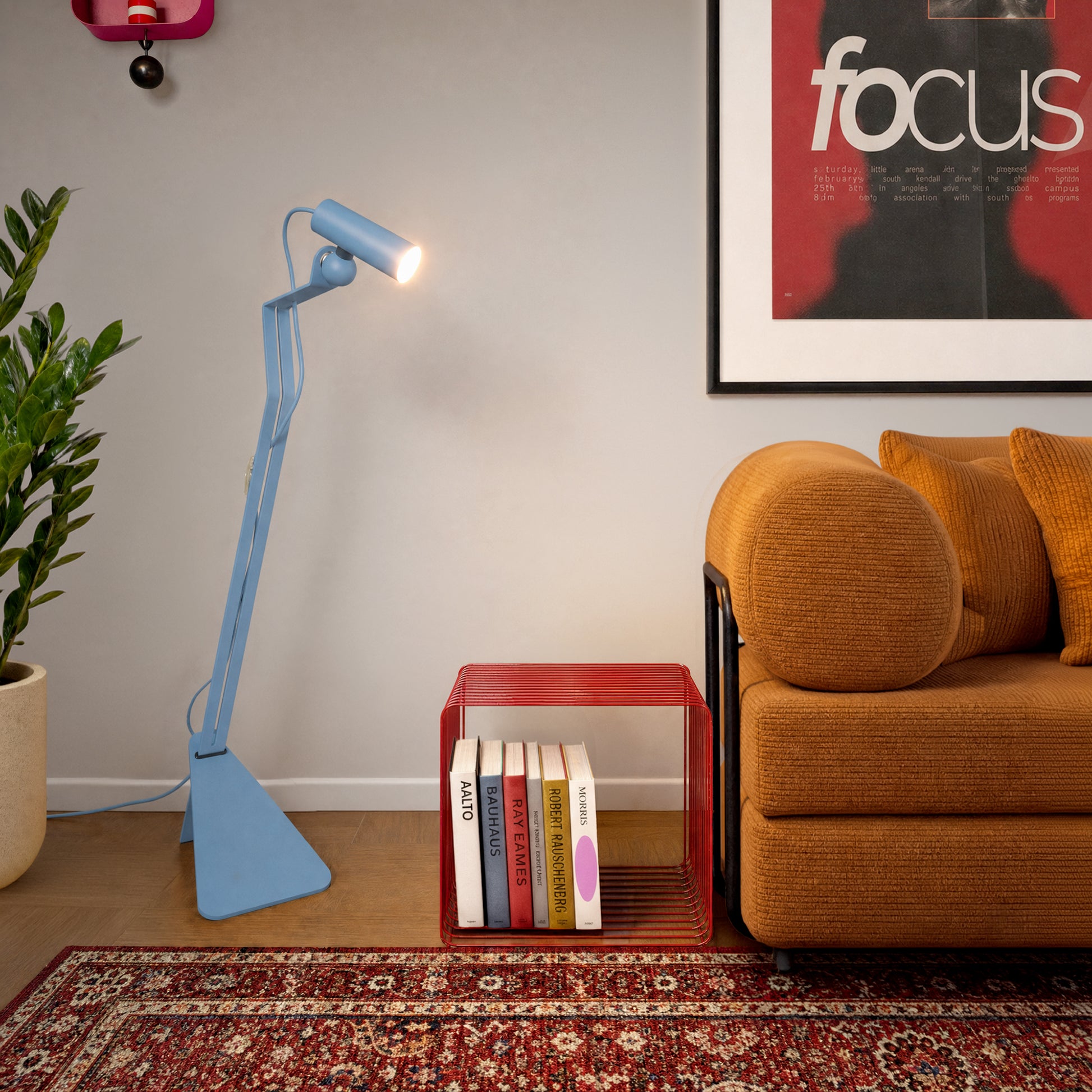 Lampada da terra inclinabile con faretto magnetico orientabile e spina UK - Mario Tubo - Blu