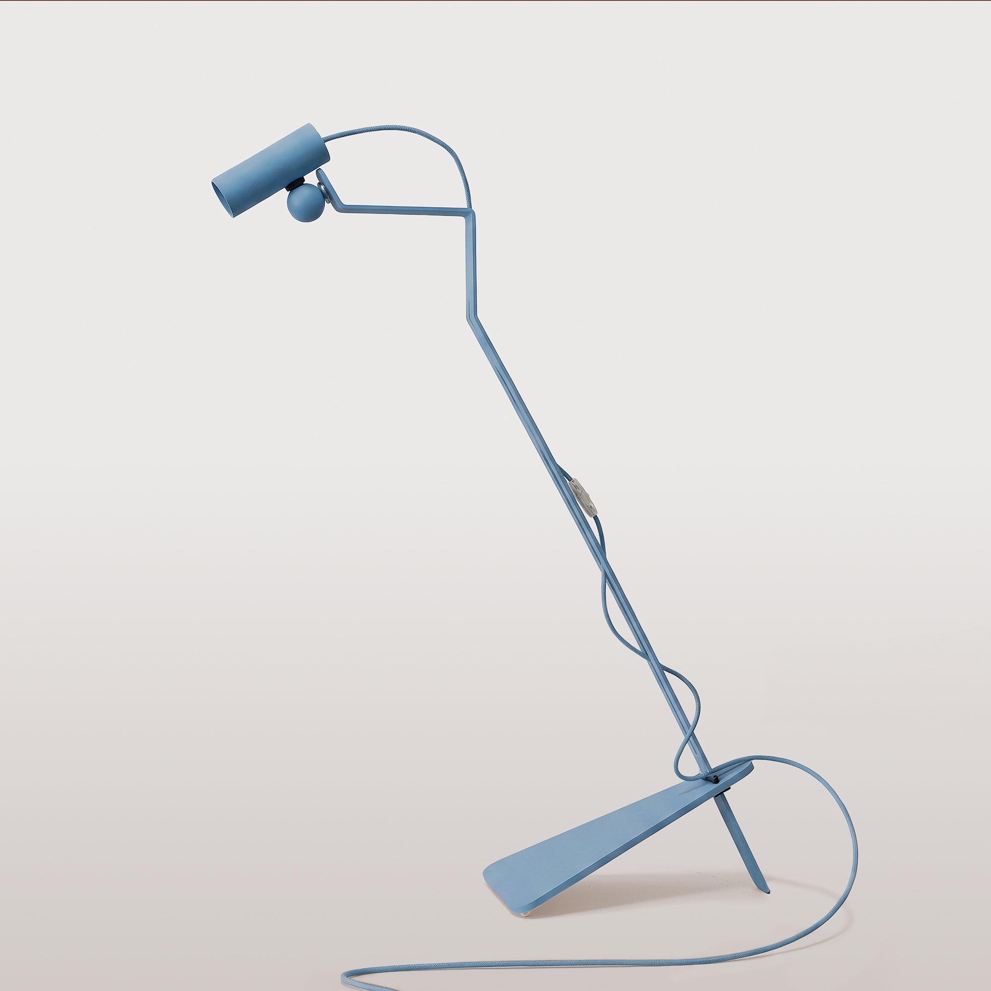 Lampada da terra inclinabile con faretto magnetico orientabile e spina UK - Mario Tubo - Blu