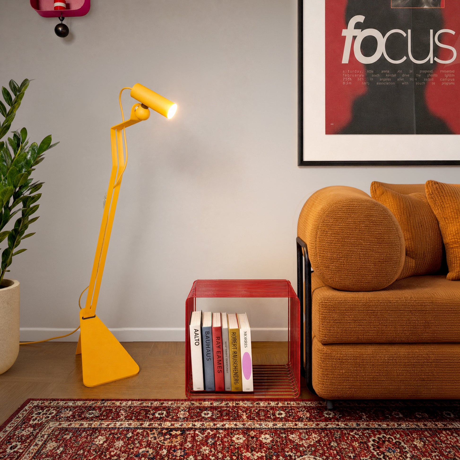 Lampada da terra inclinabile con faretto magnetico orientabile e spina UK - Mario Tubo - Giallo