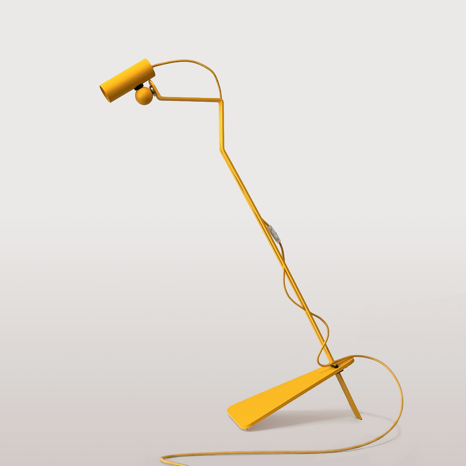 Lampada da terra inclinabile con faretto magnetico orientabile e spina UK - Mario Tubo - Giallo