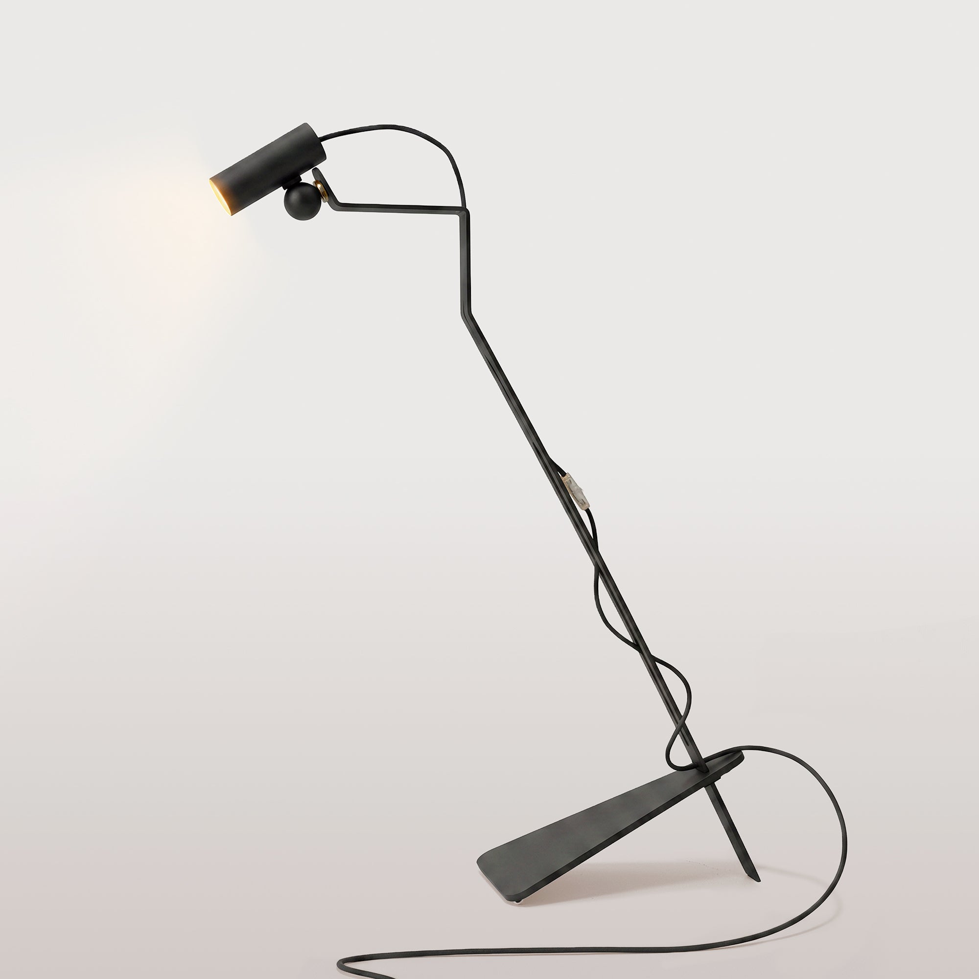 Lampada da terra inclinabile con faretto magnetico orientabile e spina UK - Mario Tubo - Nero
