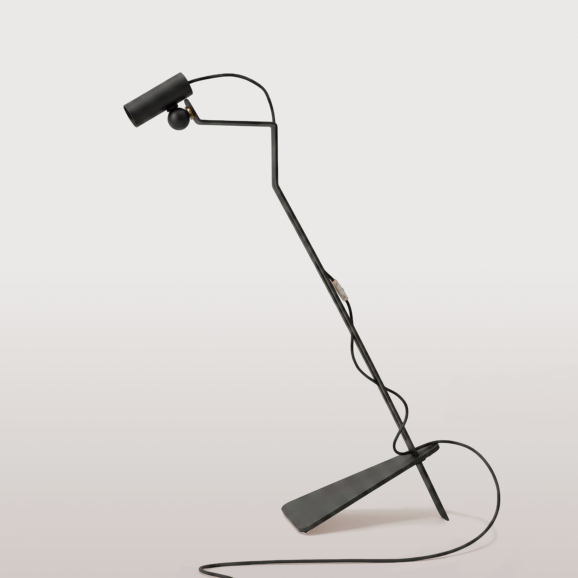 Lampada da terra inclinabile con faretto magnetico orientabile e spina UK - Mario Tubo - Nero
