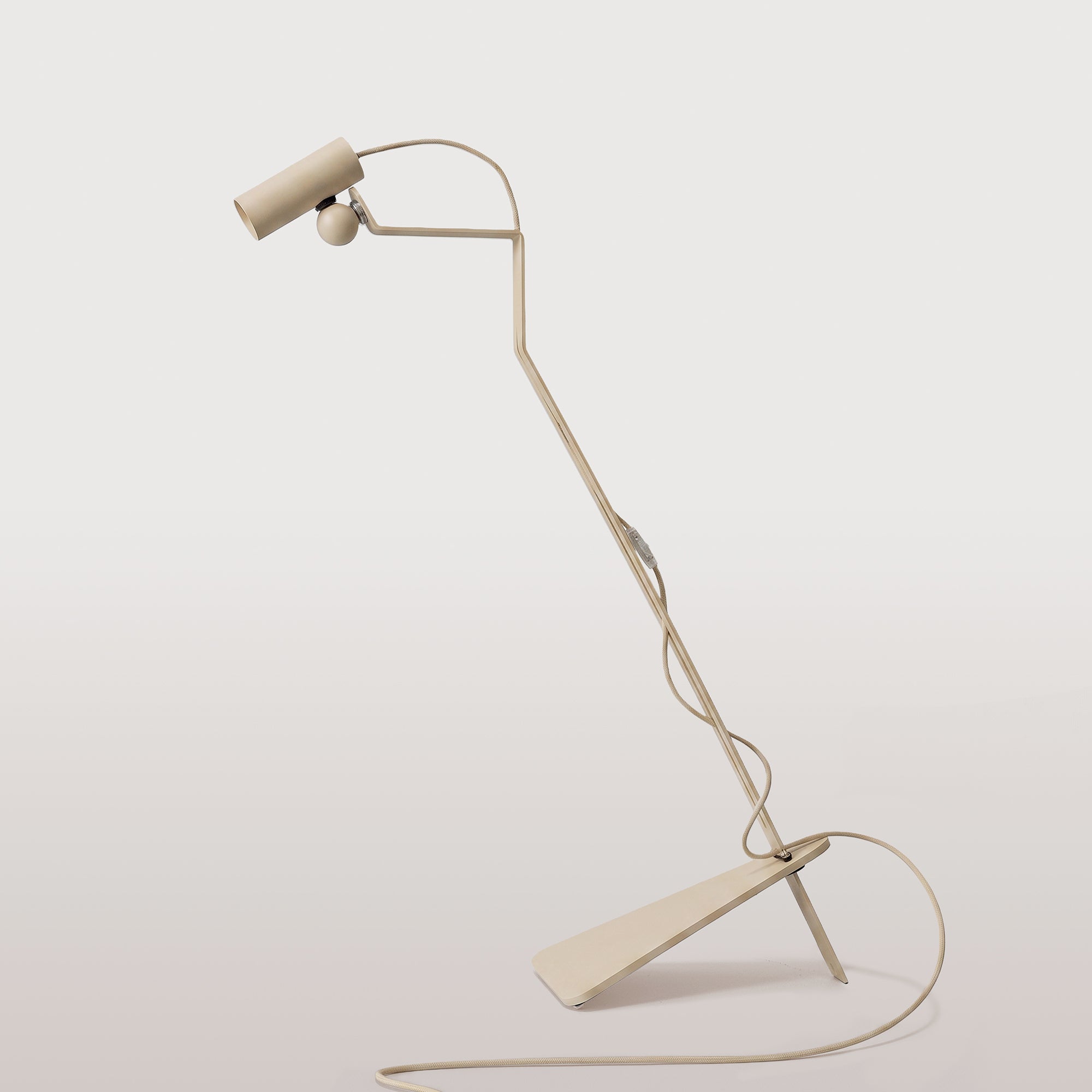 Lampada da terra inclinabile con faretto magnetico orientabile e spina UK - Mario Tubo - Panna