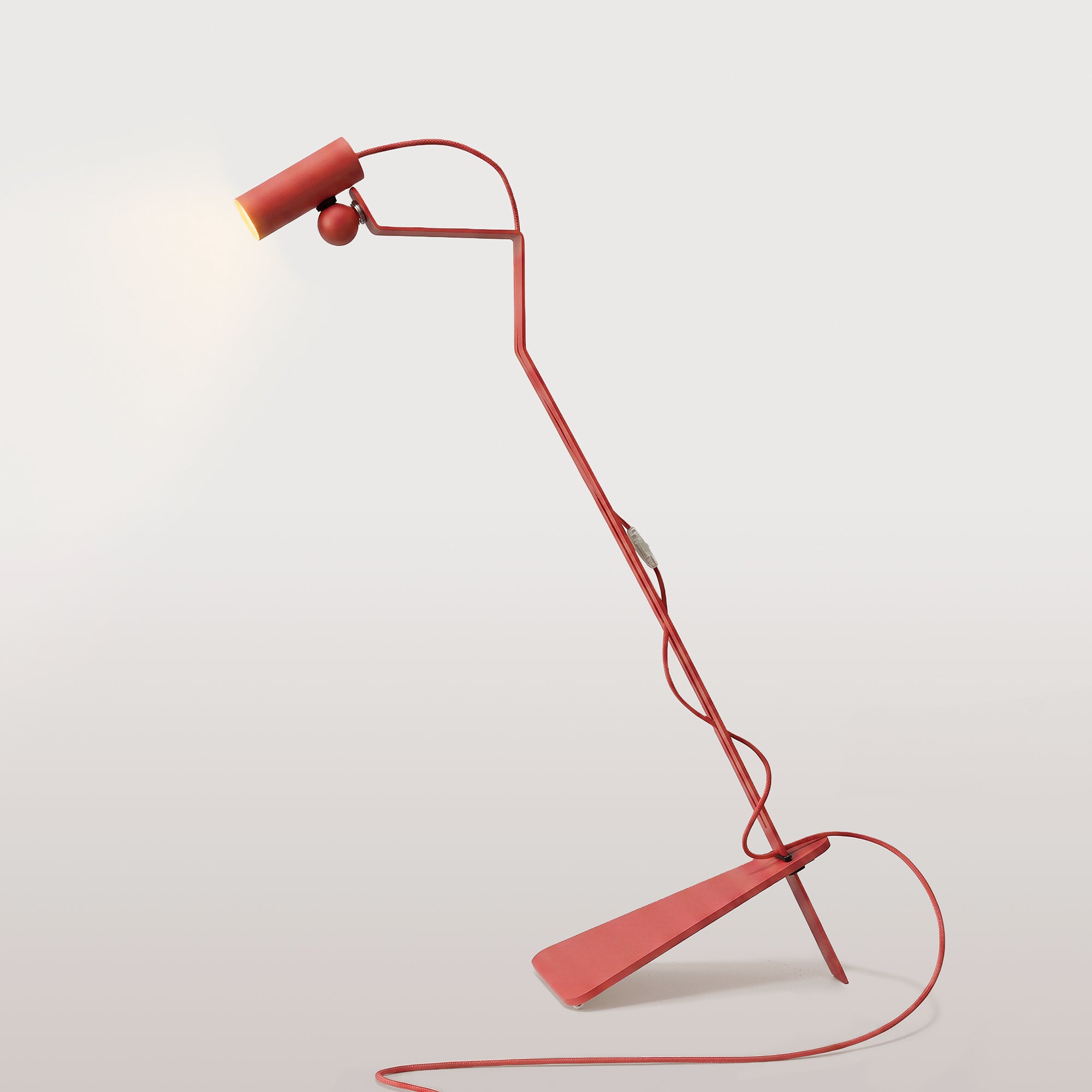 Lampada da terra inclinabile con faretto magnetico orientabile e spina UK - Mario Tubo - Rosso