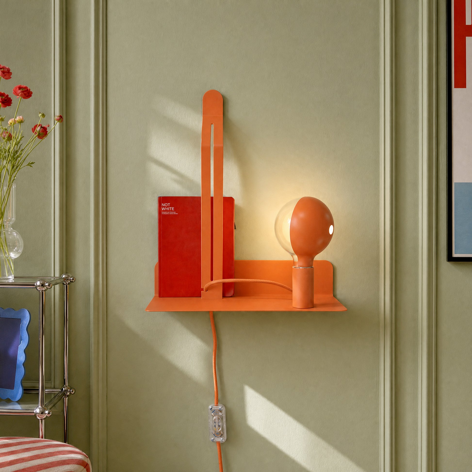 Lampada da parete con mensola, lampadina LED G125 verniciata e spina UK - Murio Talia - Arancione