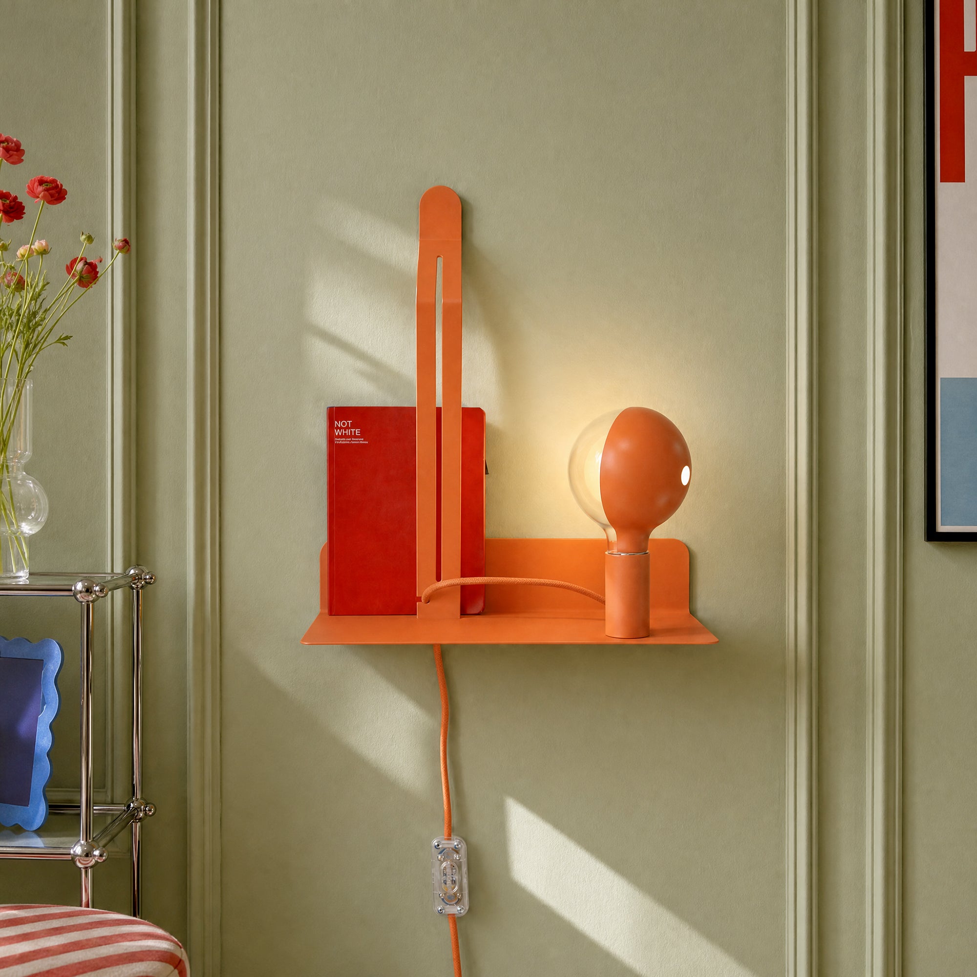 Lampada da parete con mensola, lampadina LED G125 verniciata e spina UK - Murio Talia - Arancione