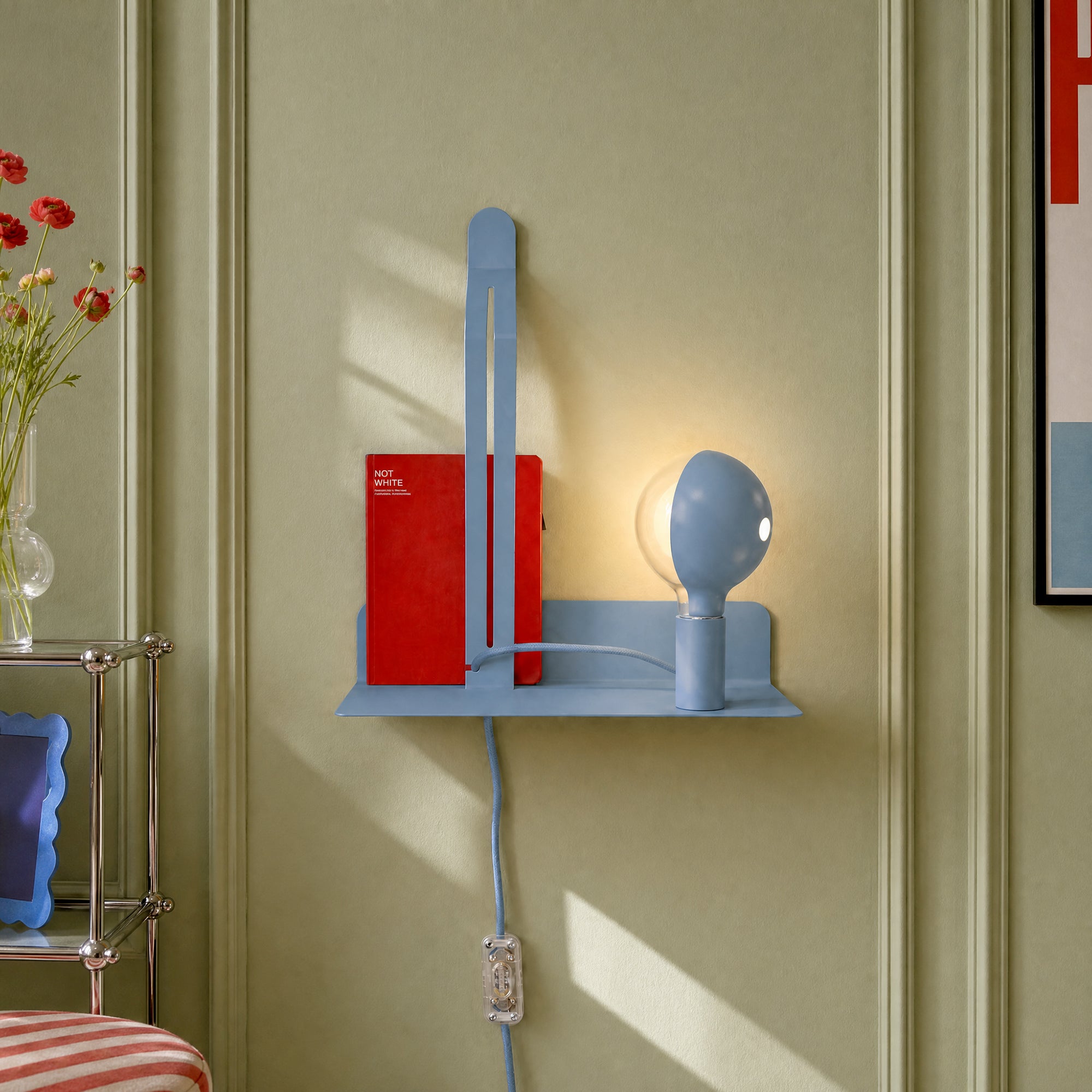 Lampada da parete con mensola, lampadina LED G125 verniciata e spina UK - Murio Talia - Blu