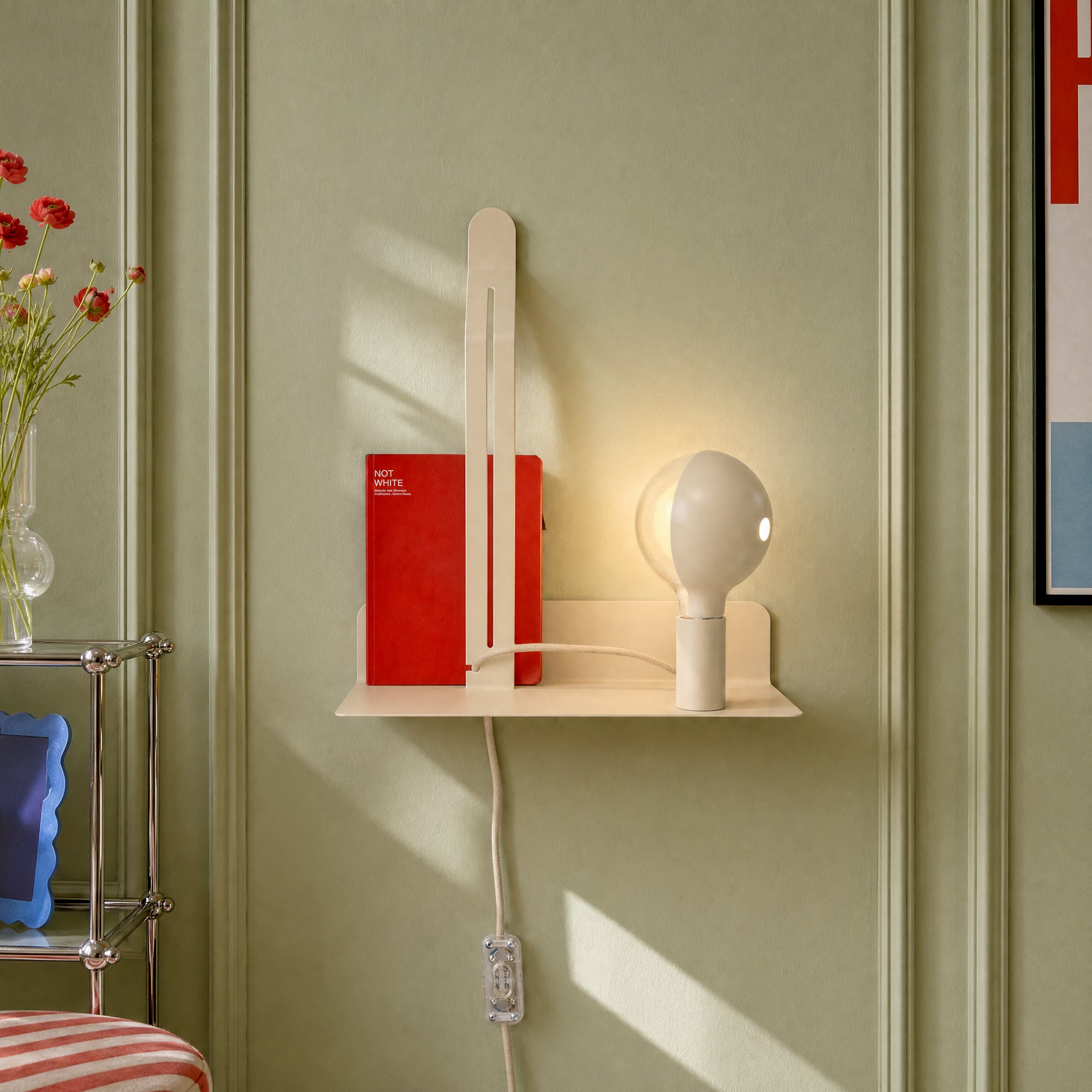 Lampada da parete con mensola, lampadina LED G125 verniciata e spina UK - Murio Talia - Panna