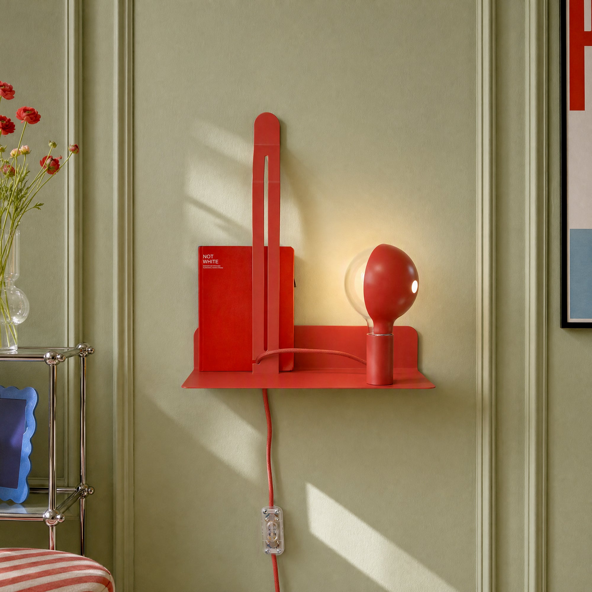 Wall lamp with shelf, painted G125 LED Light bulb and UK Plug - Murio Talia - Red