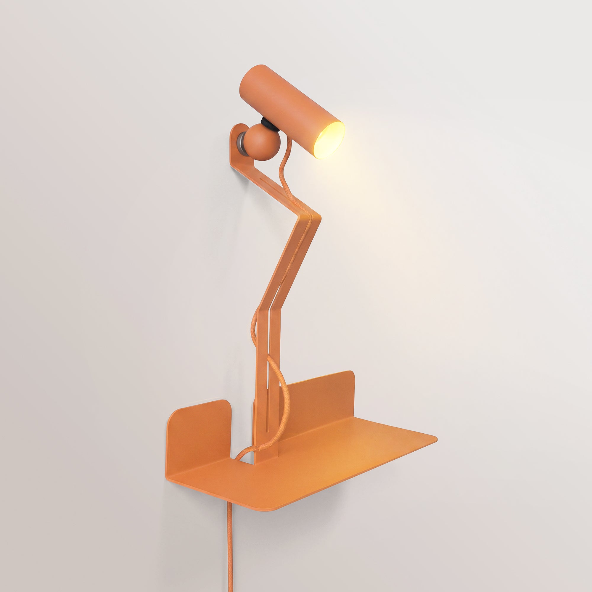 Lampada da parete con mensola, faretto magnetico orientabile e spina UK - Murio Tubo - Arancione