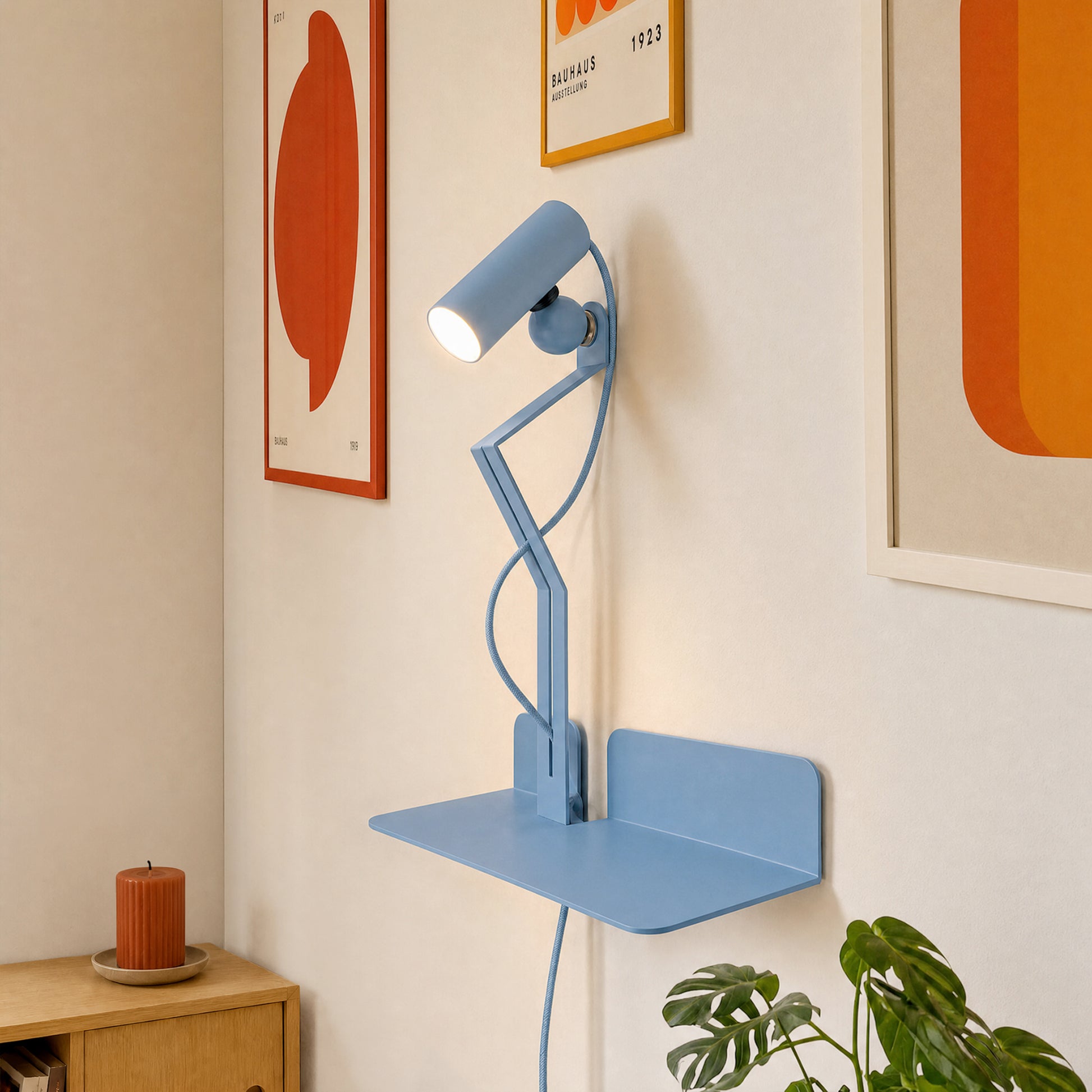 Lampada da parete con mensola, faretto magnetico orientabile e spina UK - Murio Tubo - Blu