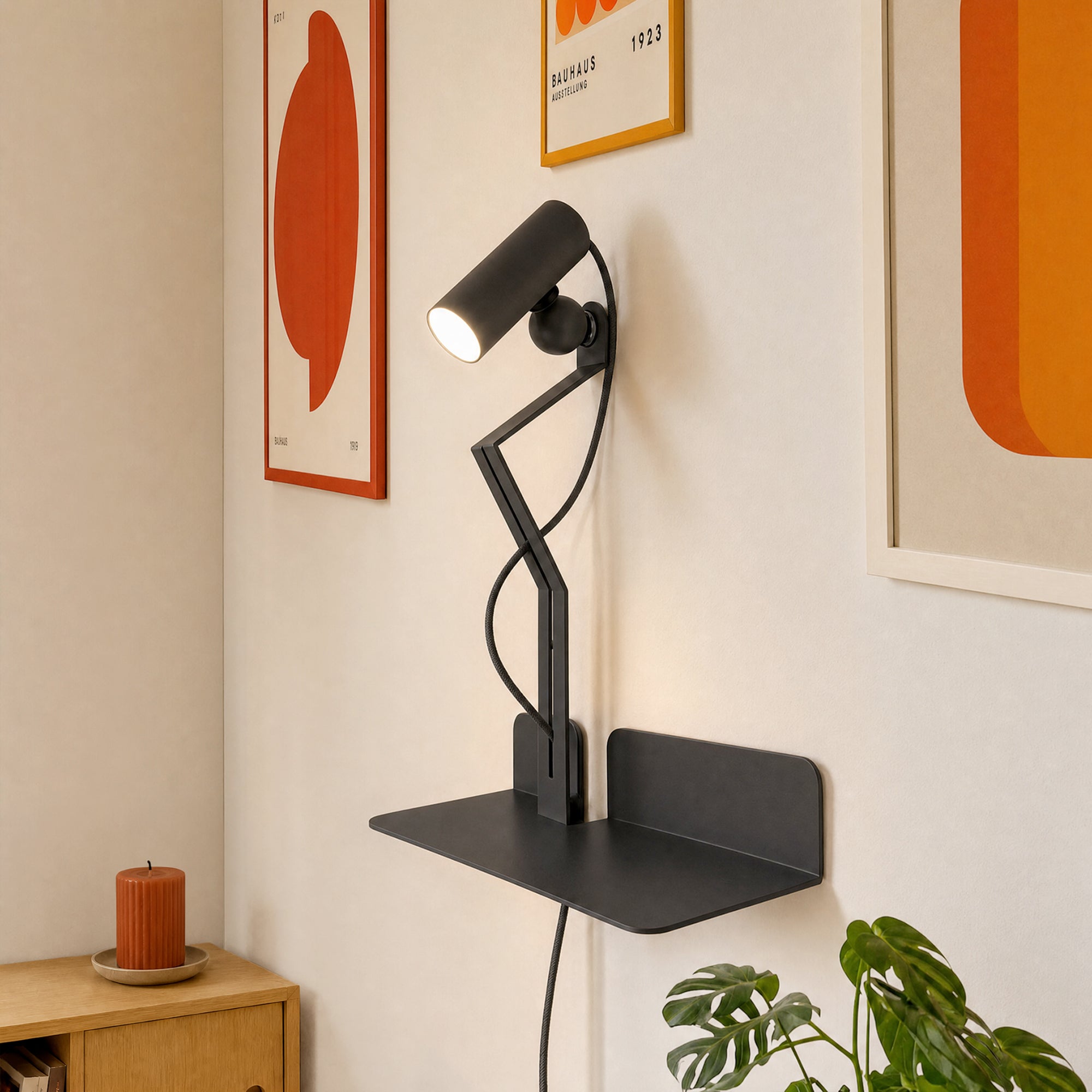Lampada da parete con mensola, faretto magnetico orientabile e spina UK - Murio Tubo - Nero