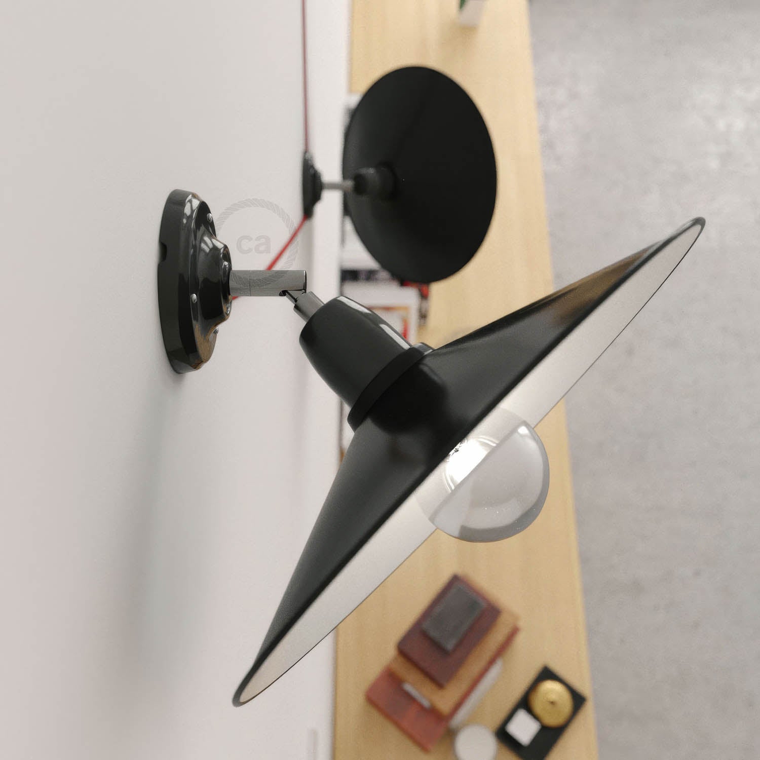 Fermaluce 90° con paralume Swing, lampada orientabile da parete o soffitto in porcellana - Nero