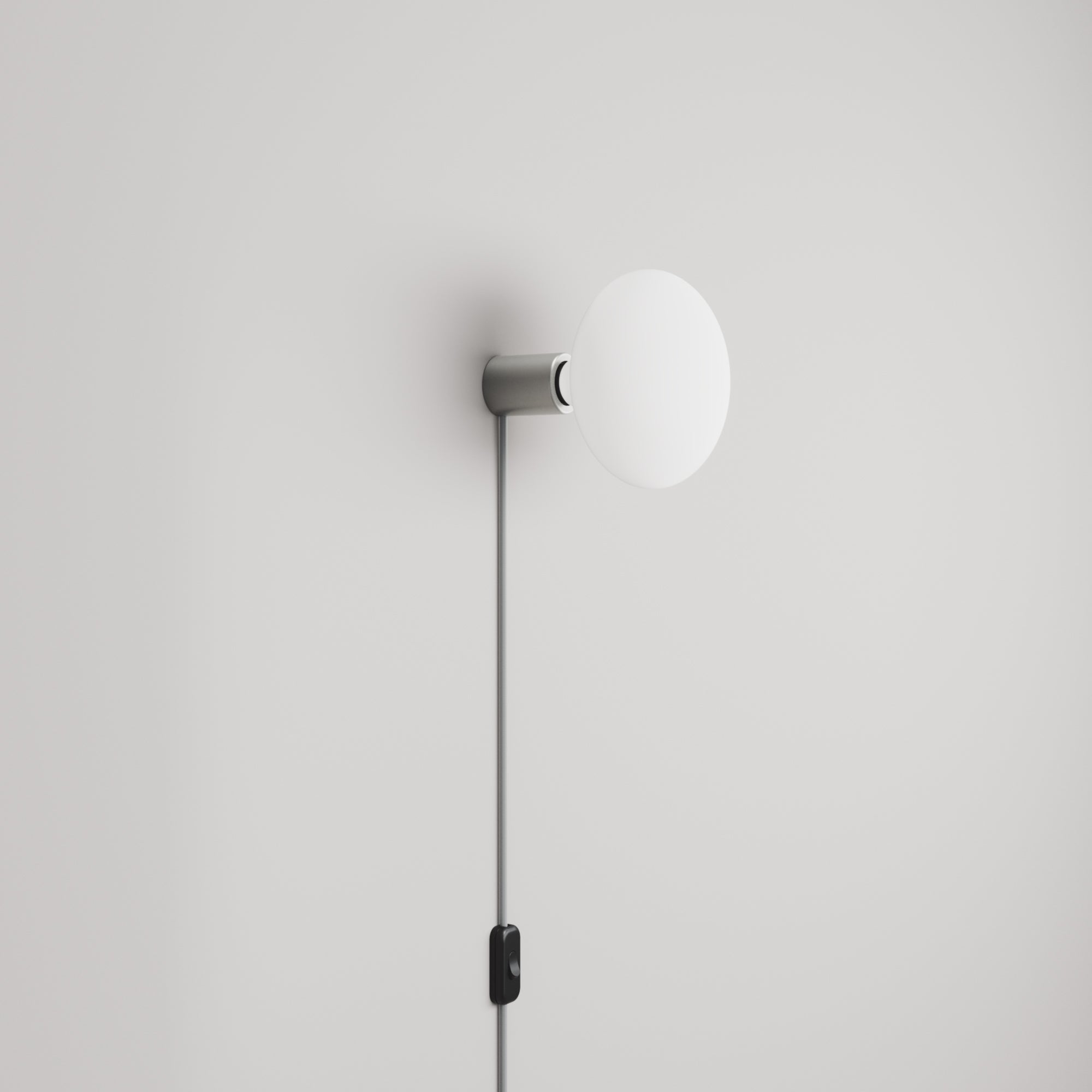 Lampada con spina UK con finitura metallica e lampadina LED Ellipse effetto porcellana - Titanio satinato