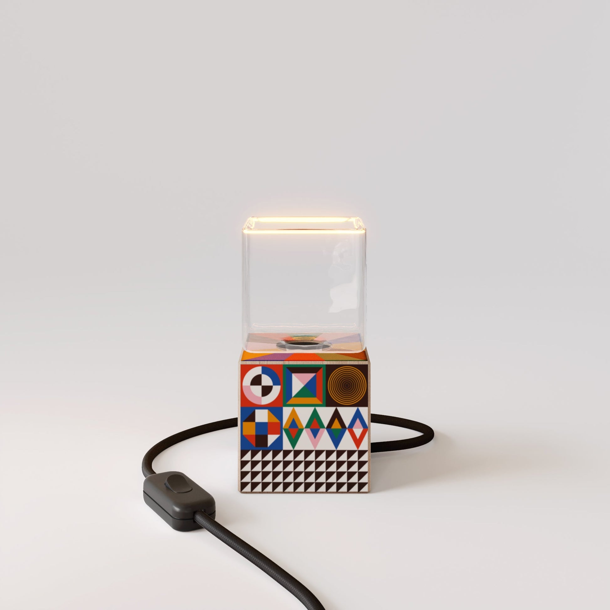 Lampada da tavolo Cubetto con spina inglese e lampadina Ghost - PosterLad - Creative Cables