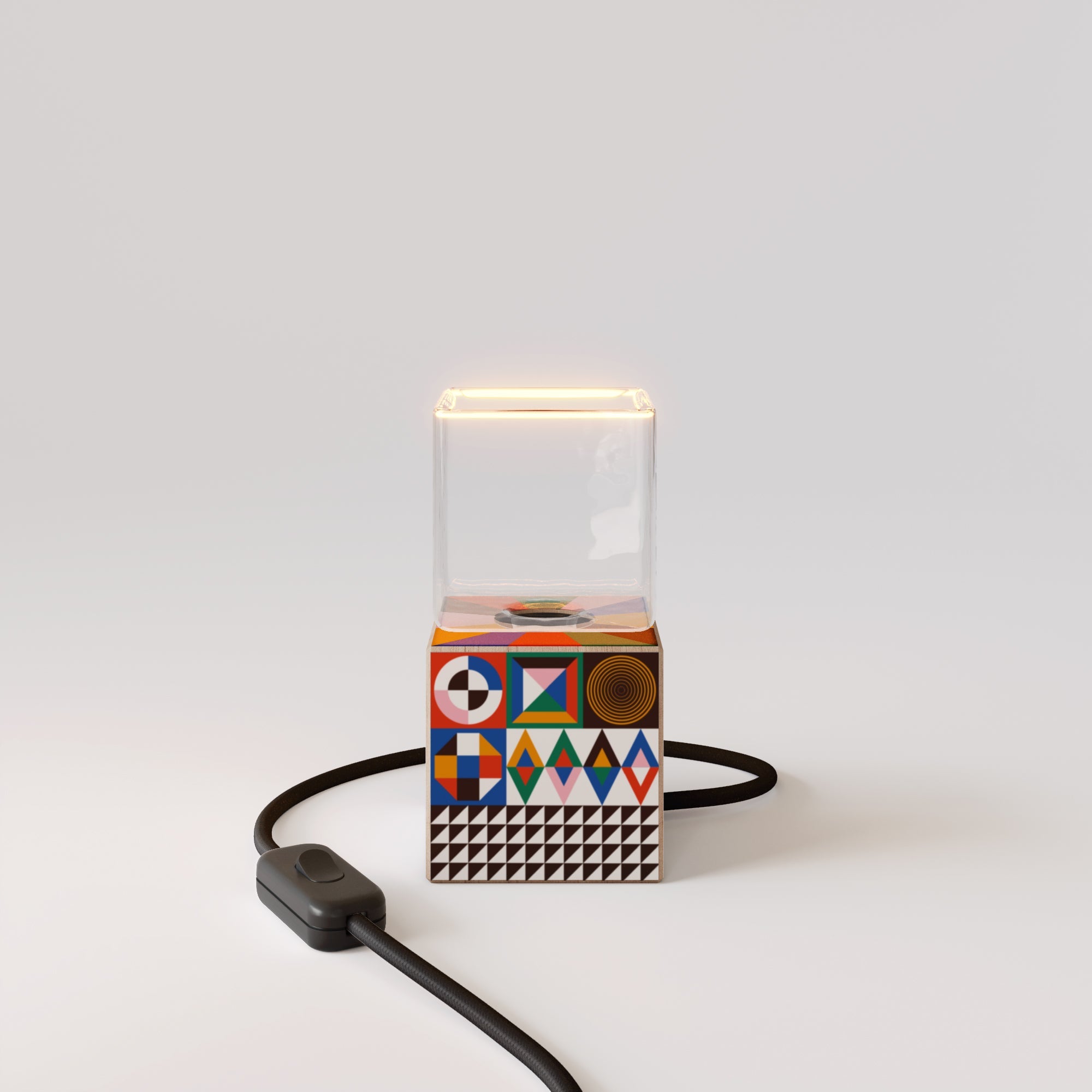 Lampada da tavolo Cubetto con spina inglese e lampadina Ghost - PosterLad - Creative Cables