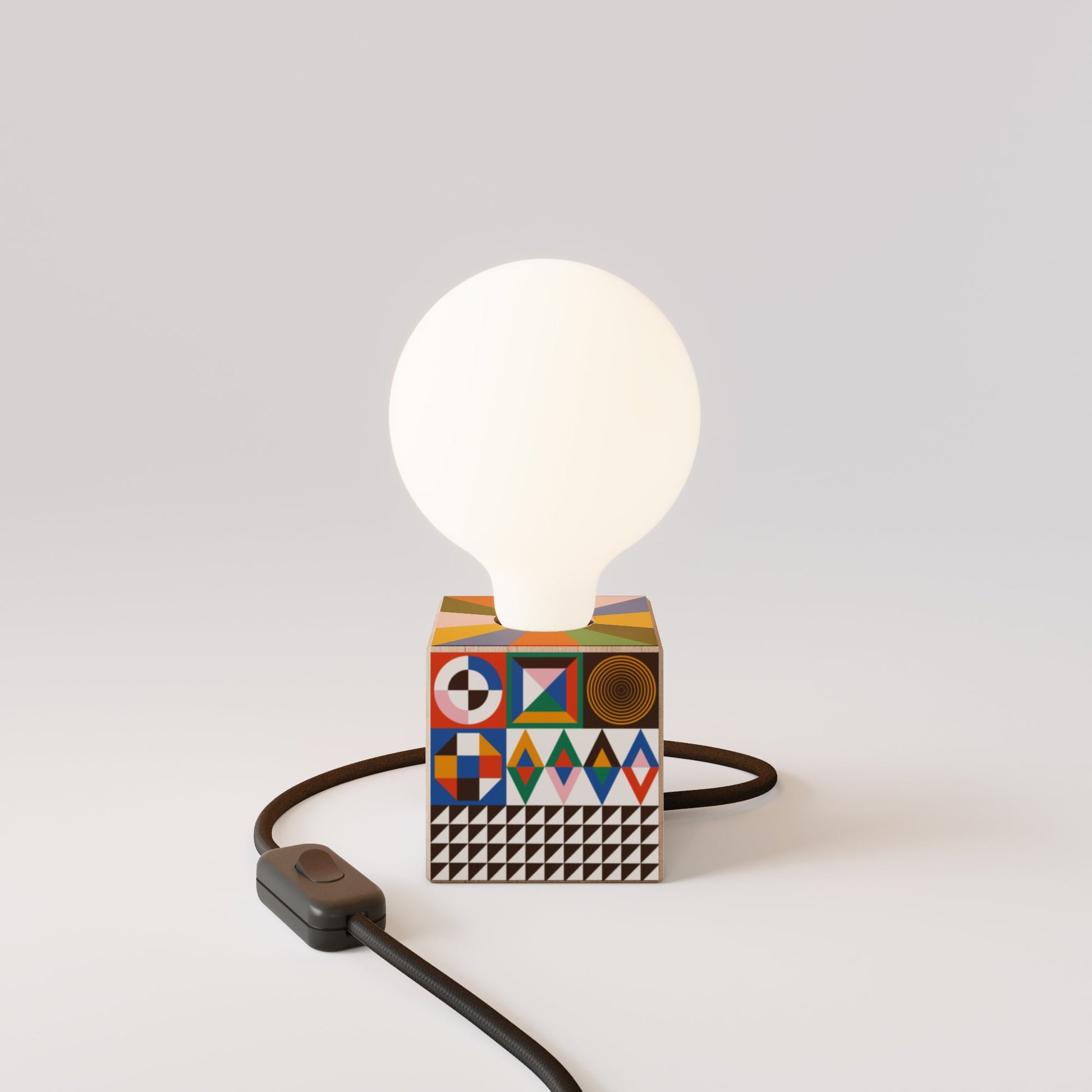 Lampada da tavolo Cubetto con spina inglese e lampadina globo effetto porcellana - PosterLad - Creative Cables