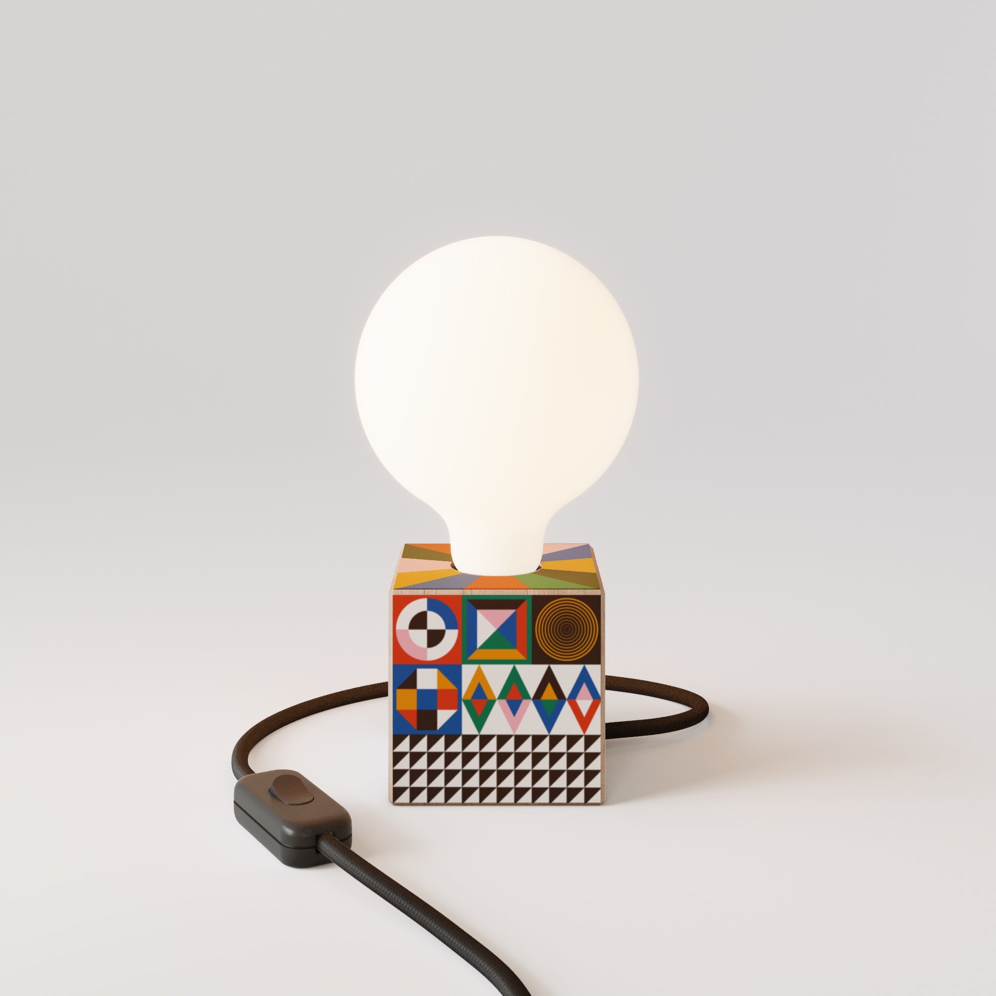 Lampada da tavolo Cubetto con spina inglese e lampadina globo effetto porcellana - PosterLad - Creative Cables