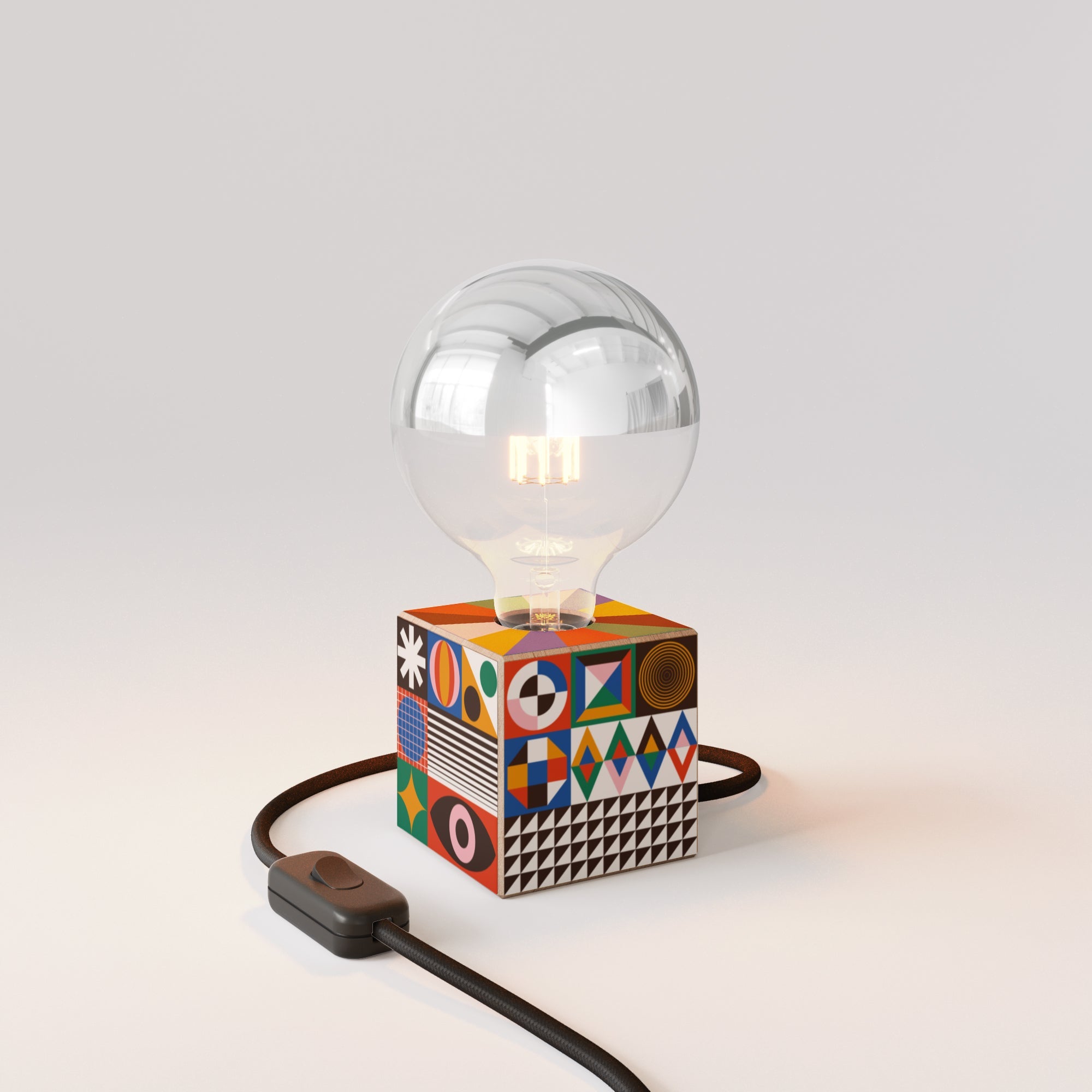 Lampada da tavolo Cubetto con spina inglese e lampadina globo mezza sfera argento - PosterLad - Creative Cables