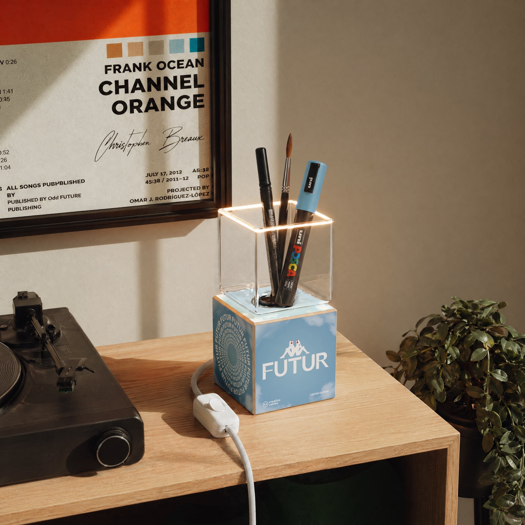 Lampada da tavolo Cubetto "Futur" con spina inglese e lampadina Ghost - Futur Festival