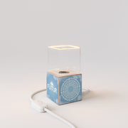 Lampada da tavolo Cubetto "Futur" con spina inglese e lampadina Ghost - Futur Festival