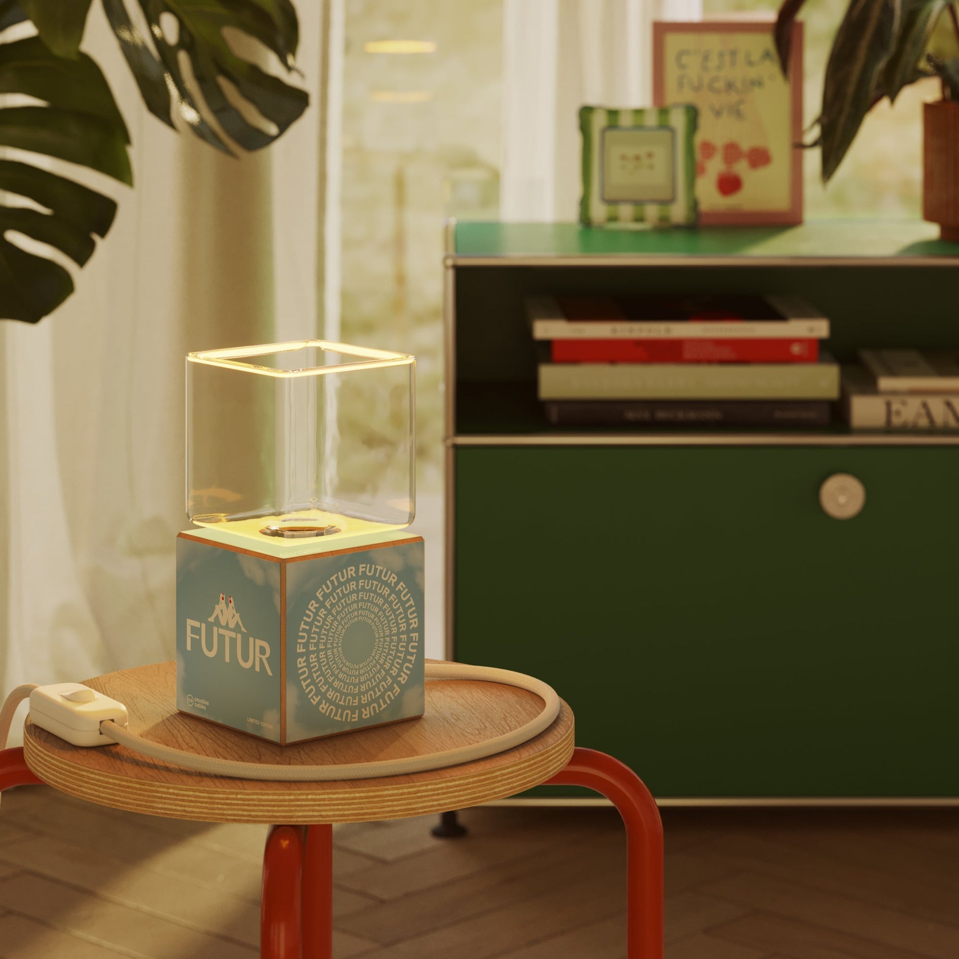 Lampada da tavolo Cubetto "Futur" con spina inglese e lampadina Ghost - Futur Festival