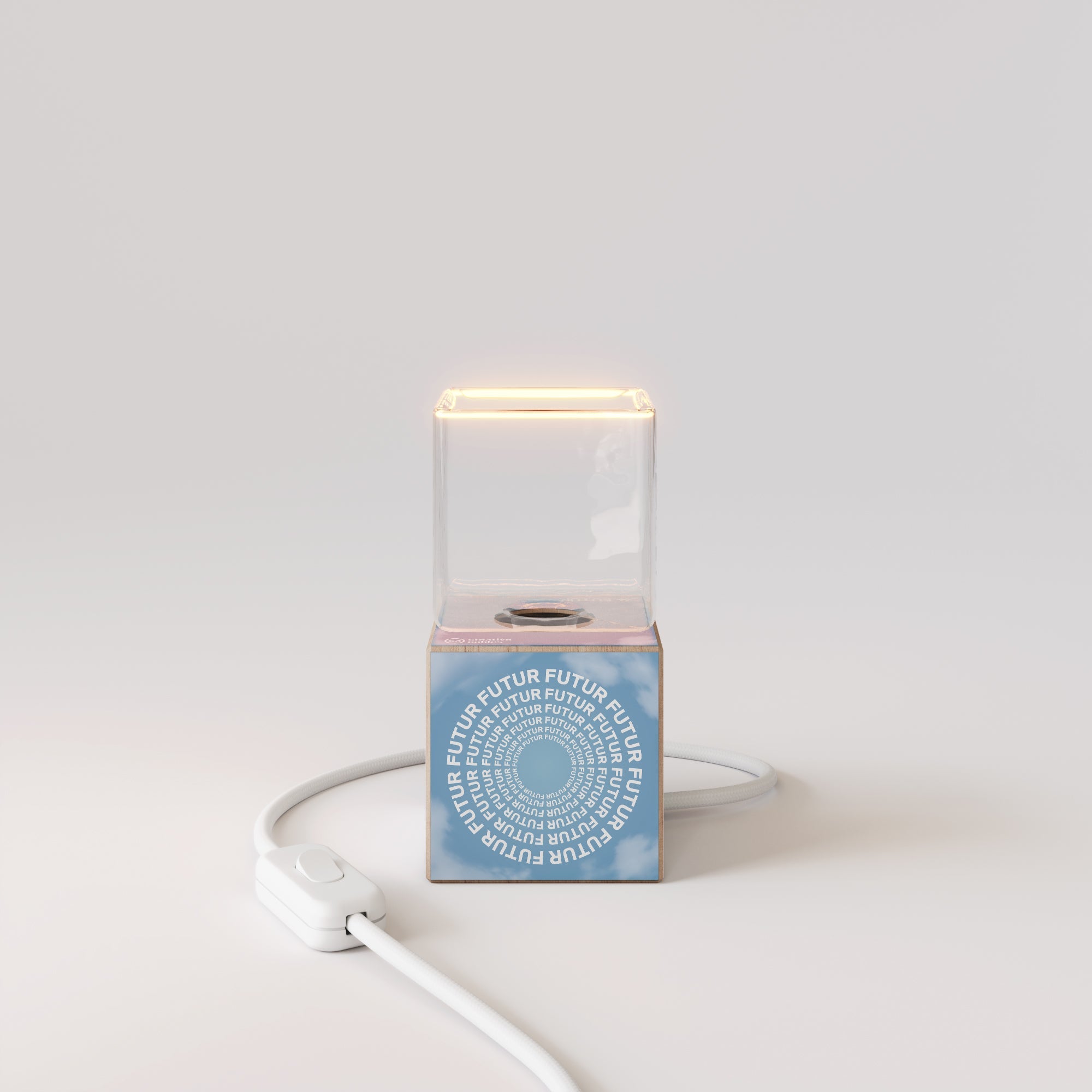 Lampada da tavolo Cubetto "Futur" con spina inglese e lampadina Ghost - Futur Festival