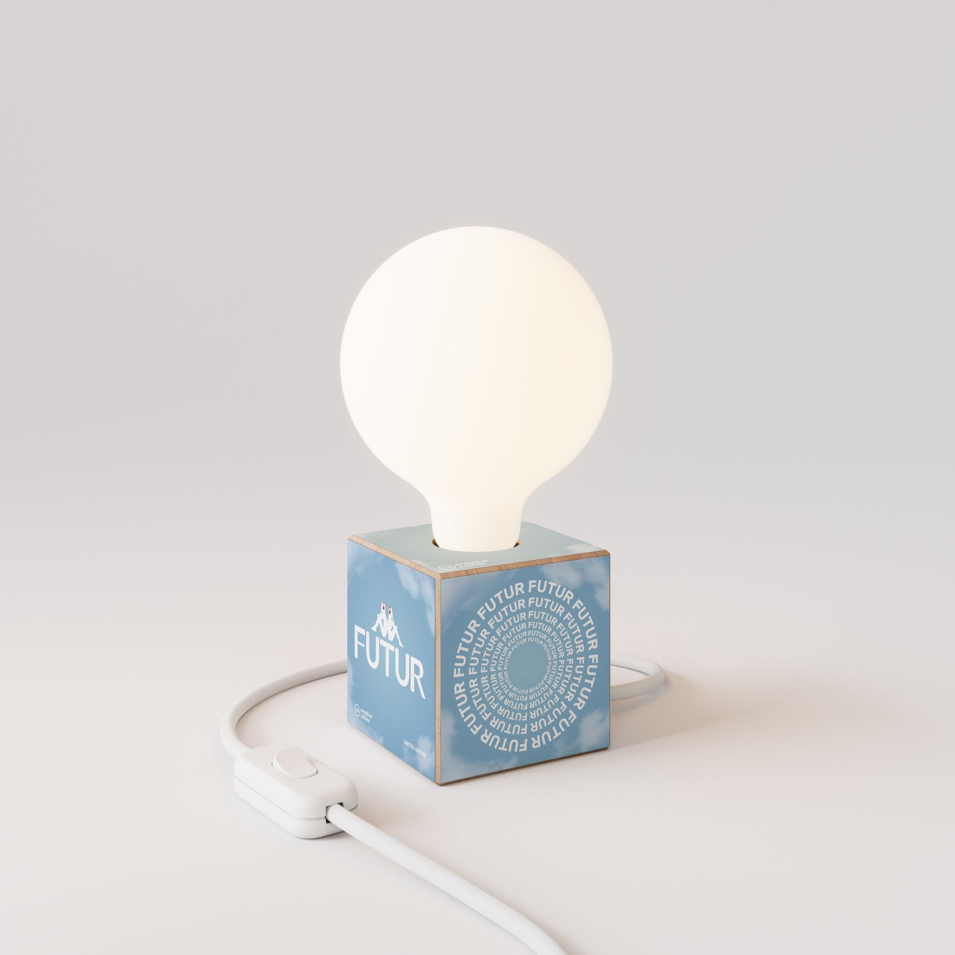 Lampada da tavolo Cubetto "Futur" con spina inglese e lampadina globo effetto porcellana - Futur festival