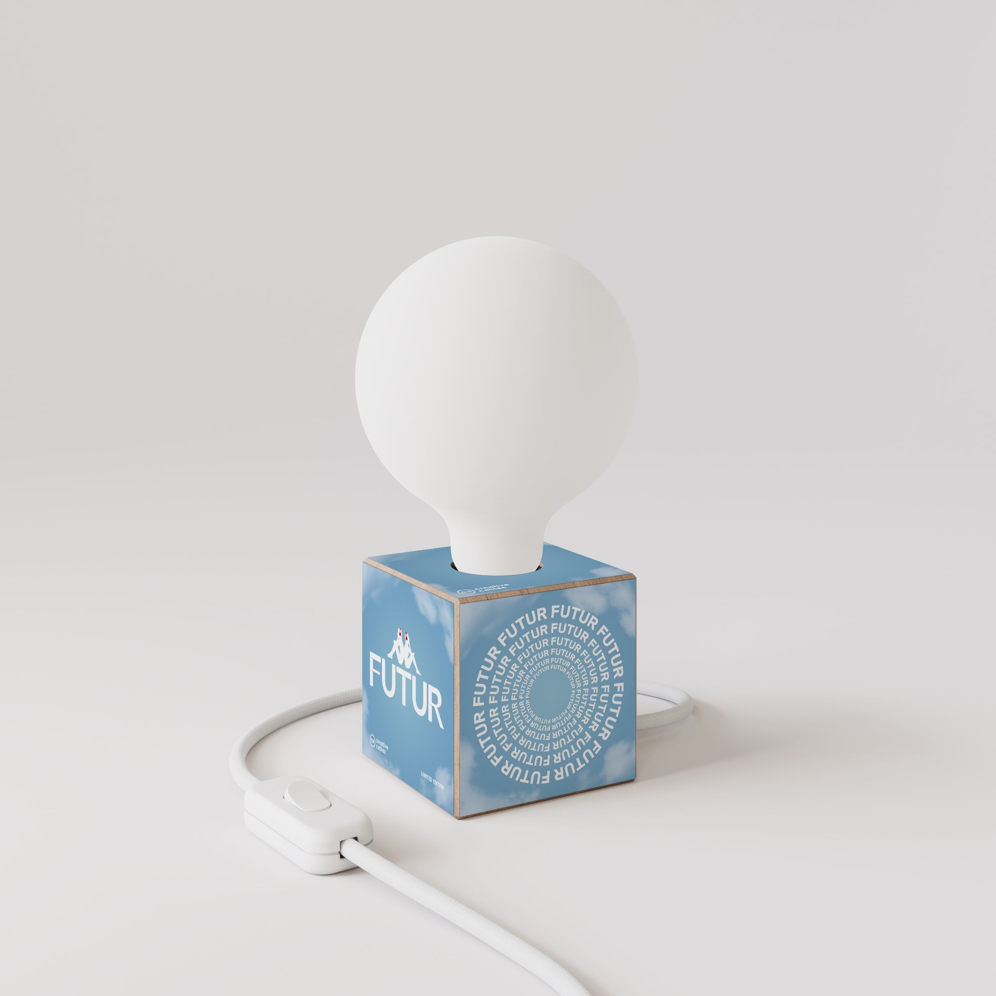 Lampada da tavolo Cubetto "Futur" con spina inglese e lampadina globo effetto porcellana - Futur festival